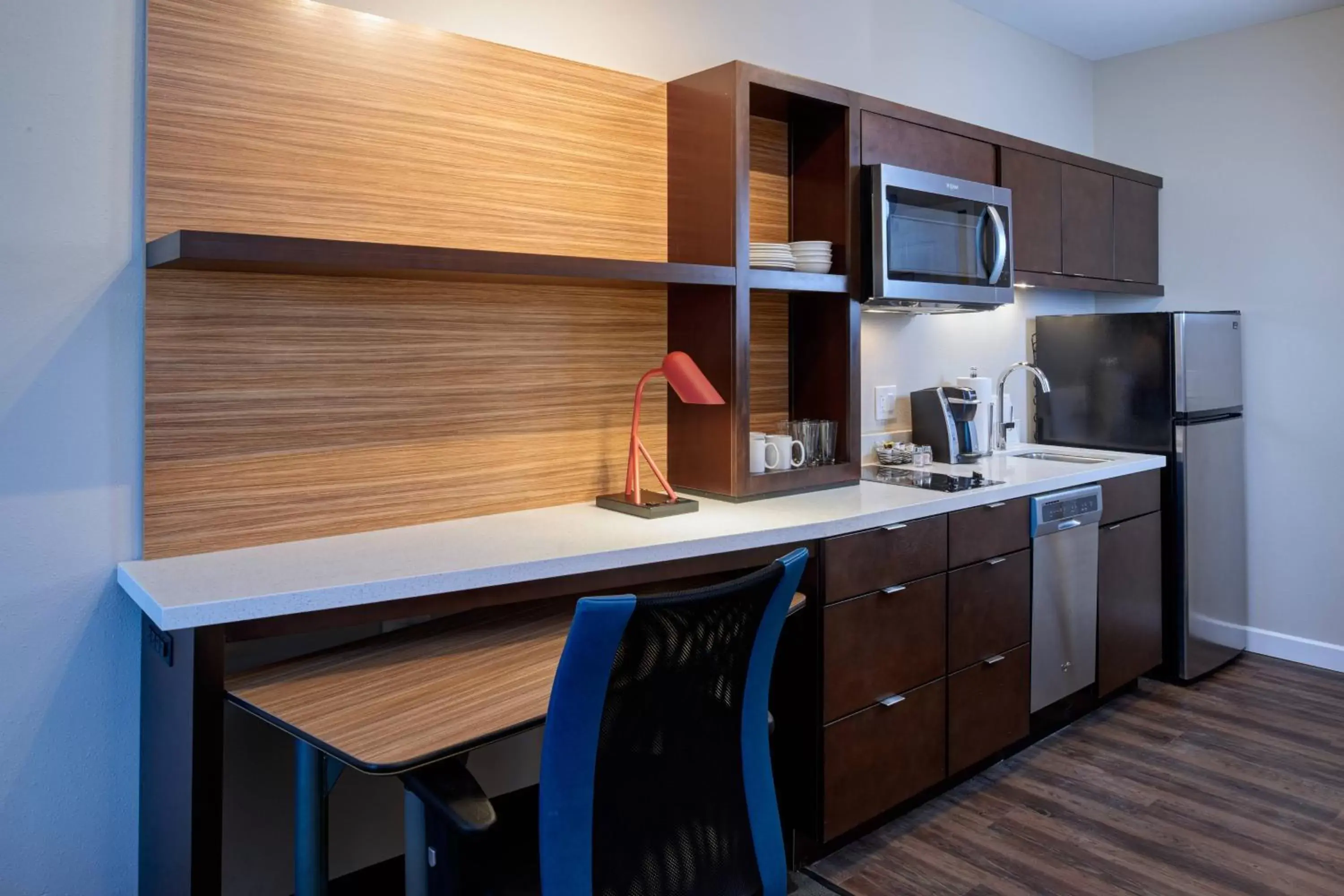 Photo of the whole room, Kitchen/Kitchenette in TownePlace Suites by Marriott Cleveland Solon