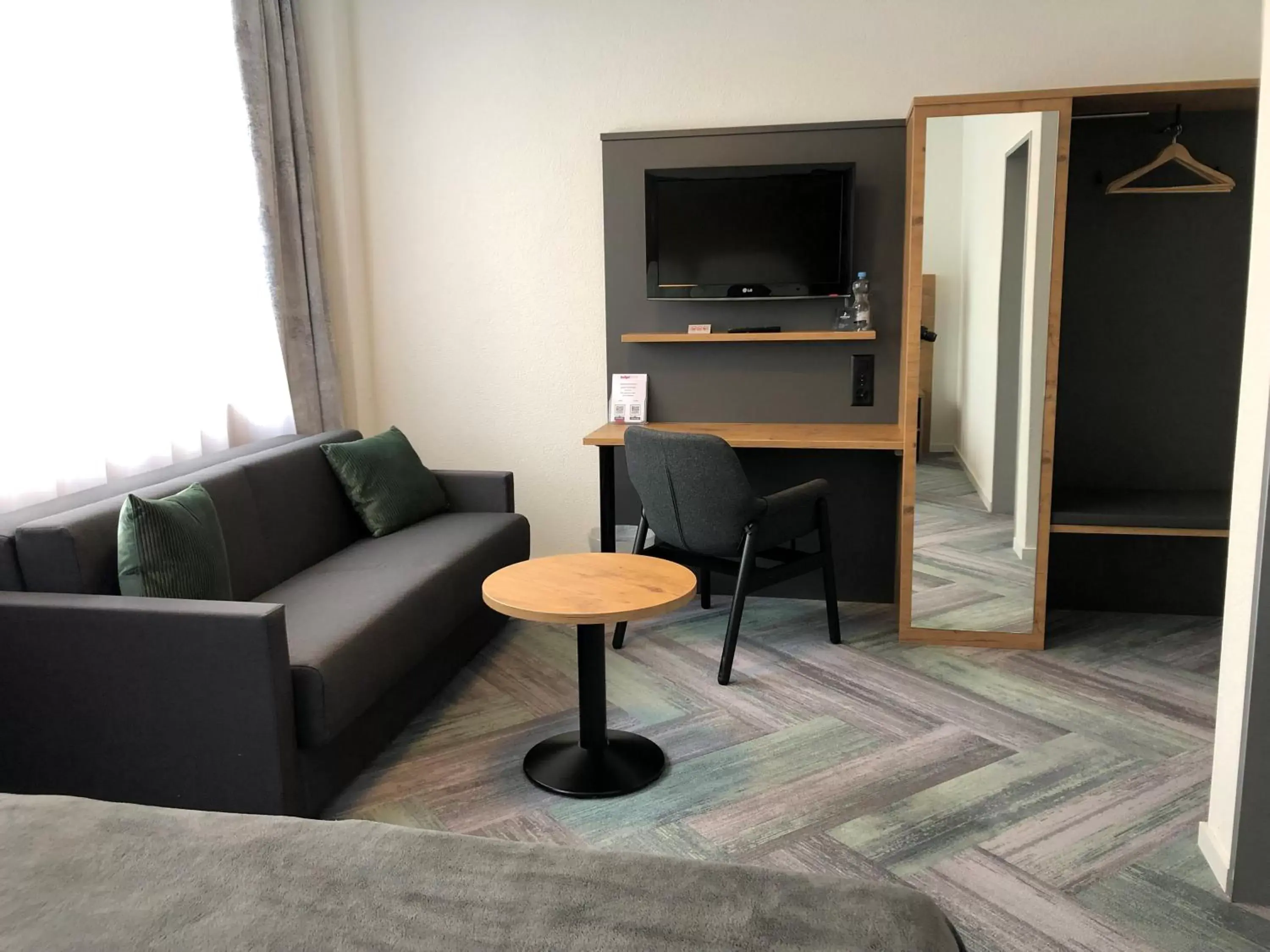 TV and multimedia, Seating Area in Budget Motel