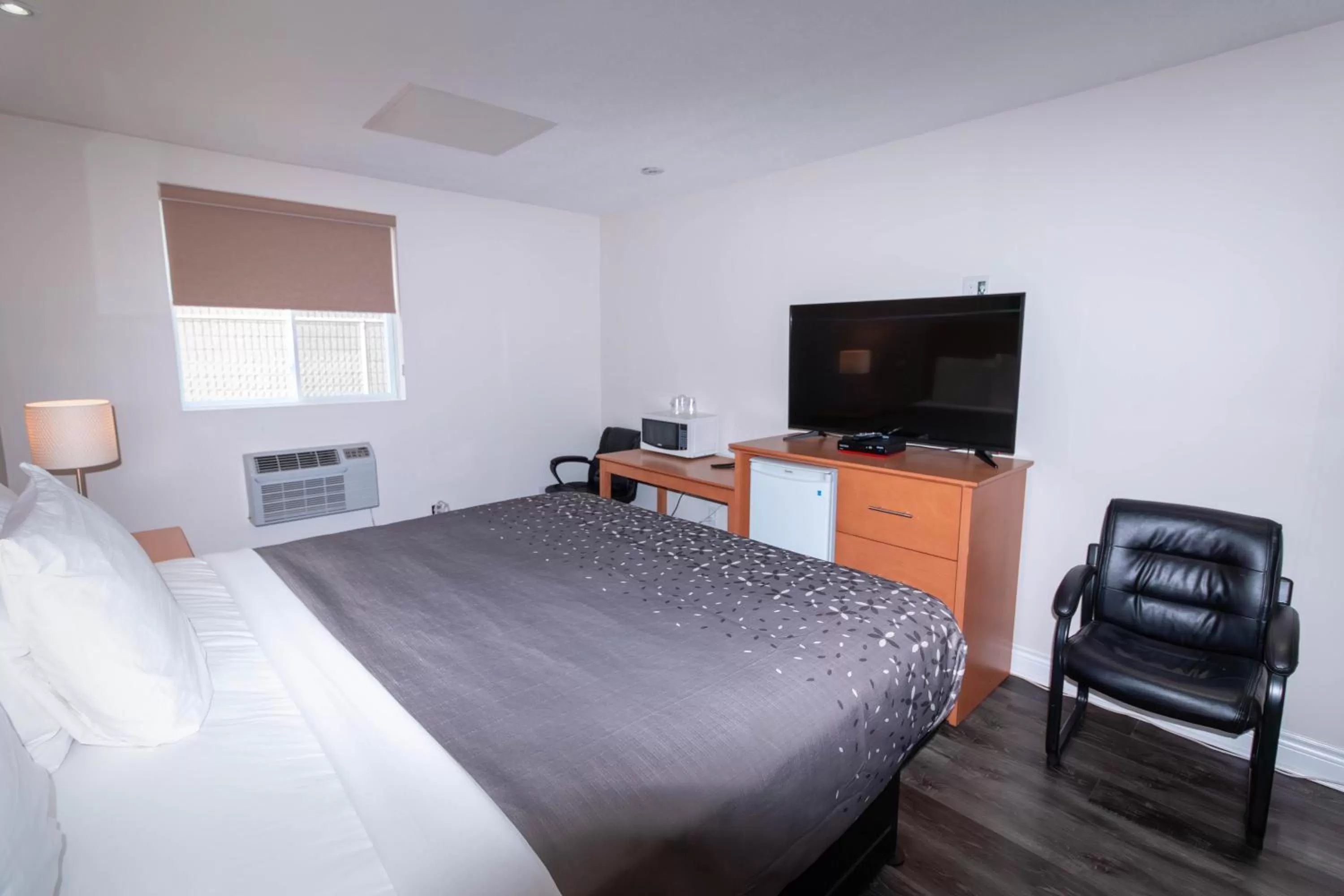 Bed in Borden Inn and Suites