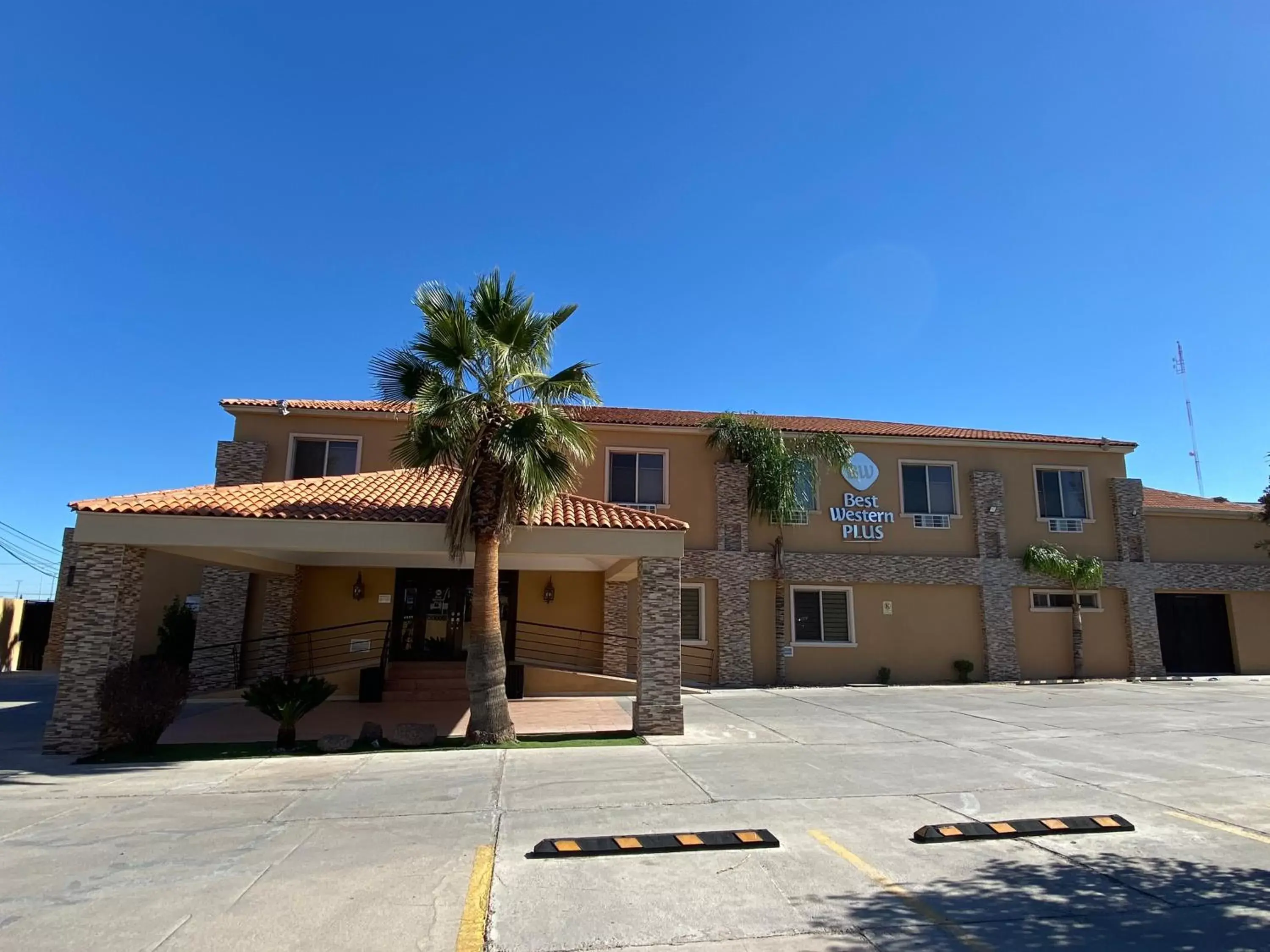 Property building in Best Western Plus Chihuahua Aeropuerto Property building in Best Western Plus Chihuahua Aeropuerto