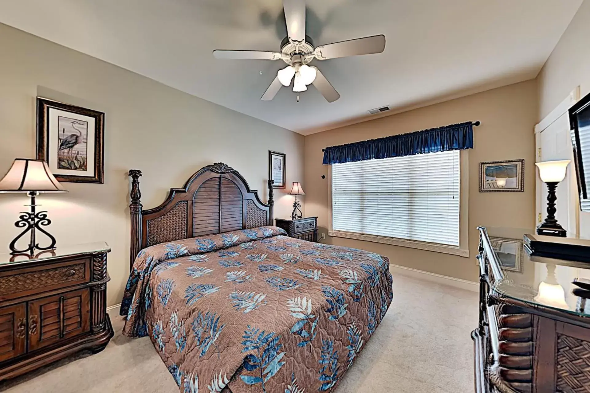 Bedroom, Bed in Myrtlewood Condos