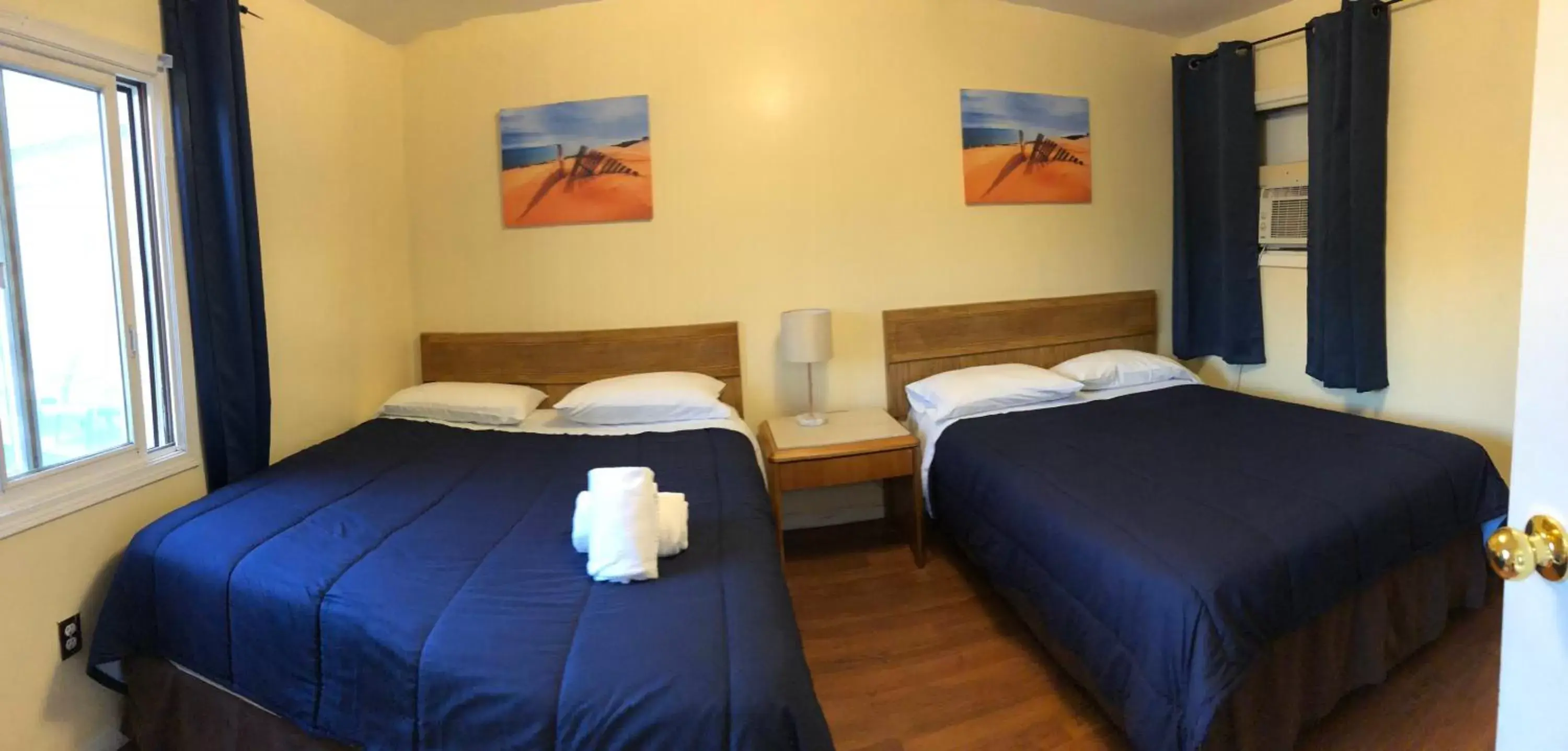 Bed in Wasaga Motel Inn