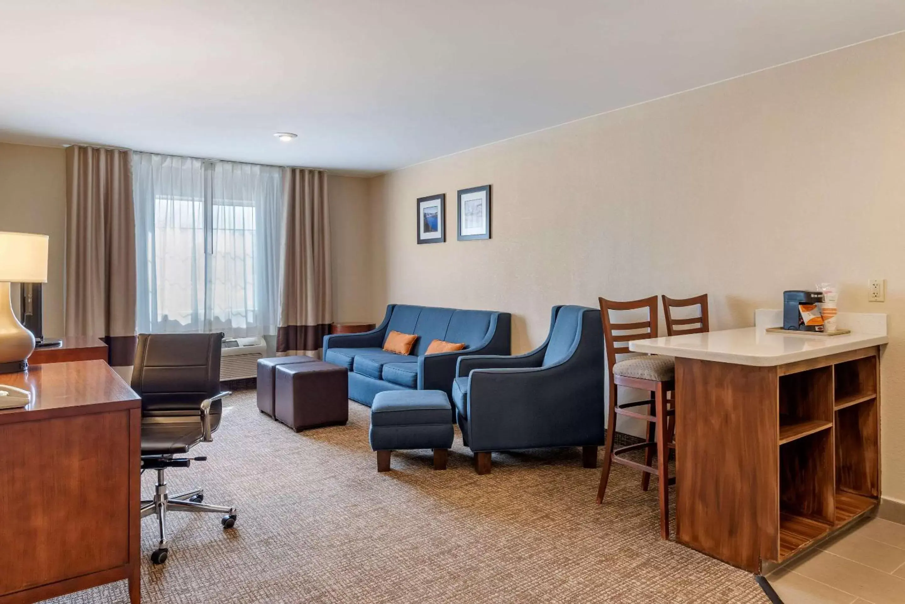 Photo of the whole room, Seating Area in Comfort Inn & Suites Klamath Falls