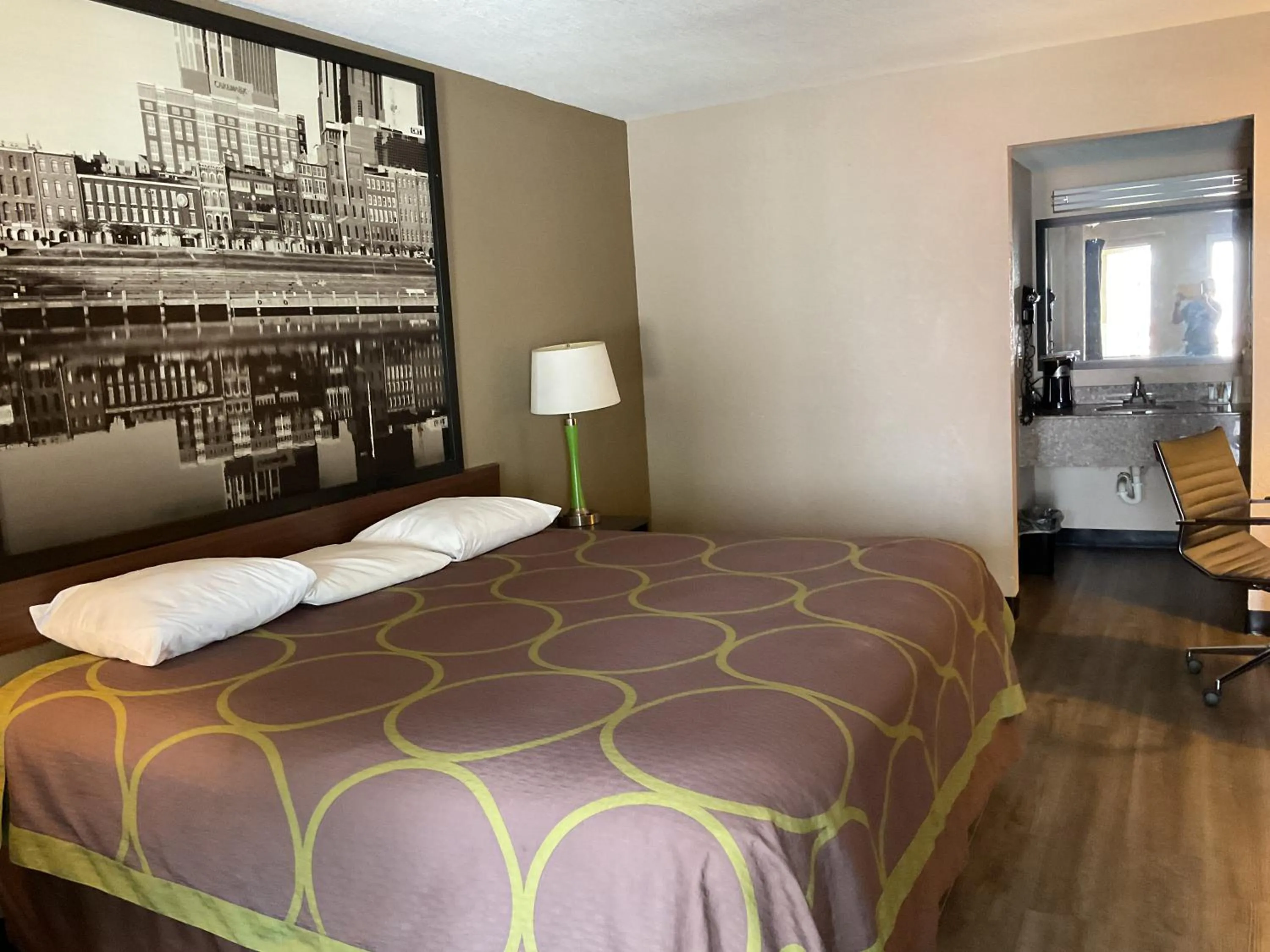 Bedroom, Bed in Super 8 by Wyndham Chattanooga/East Ridge