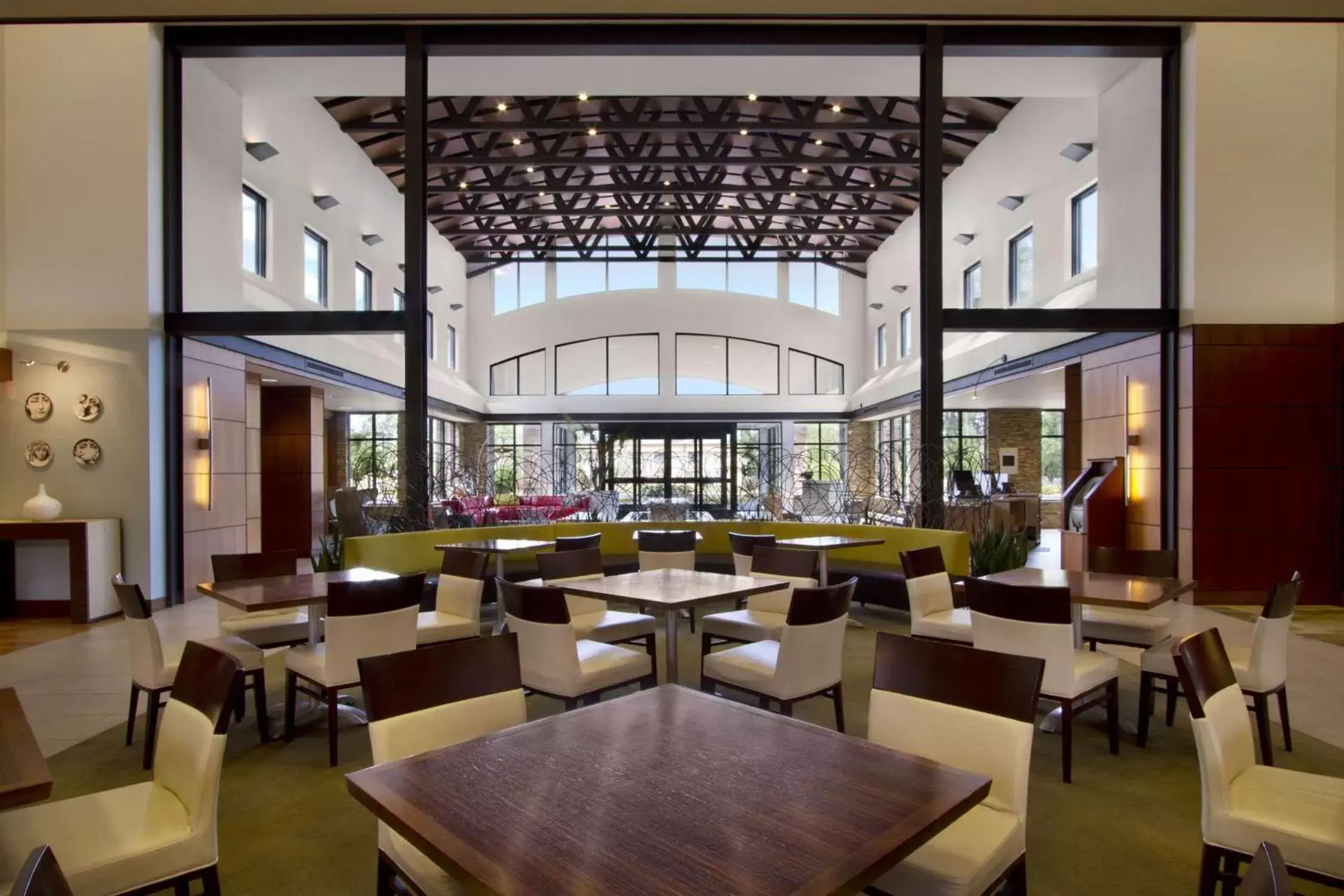 Lobby or reception, Restaurant/Places to Eat in Embassy Suites by Hilton Detroit Metro Airport