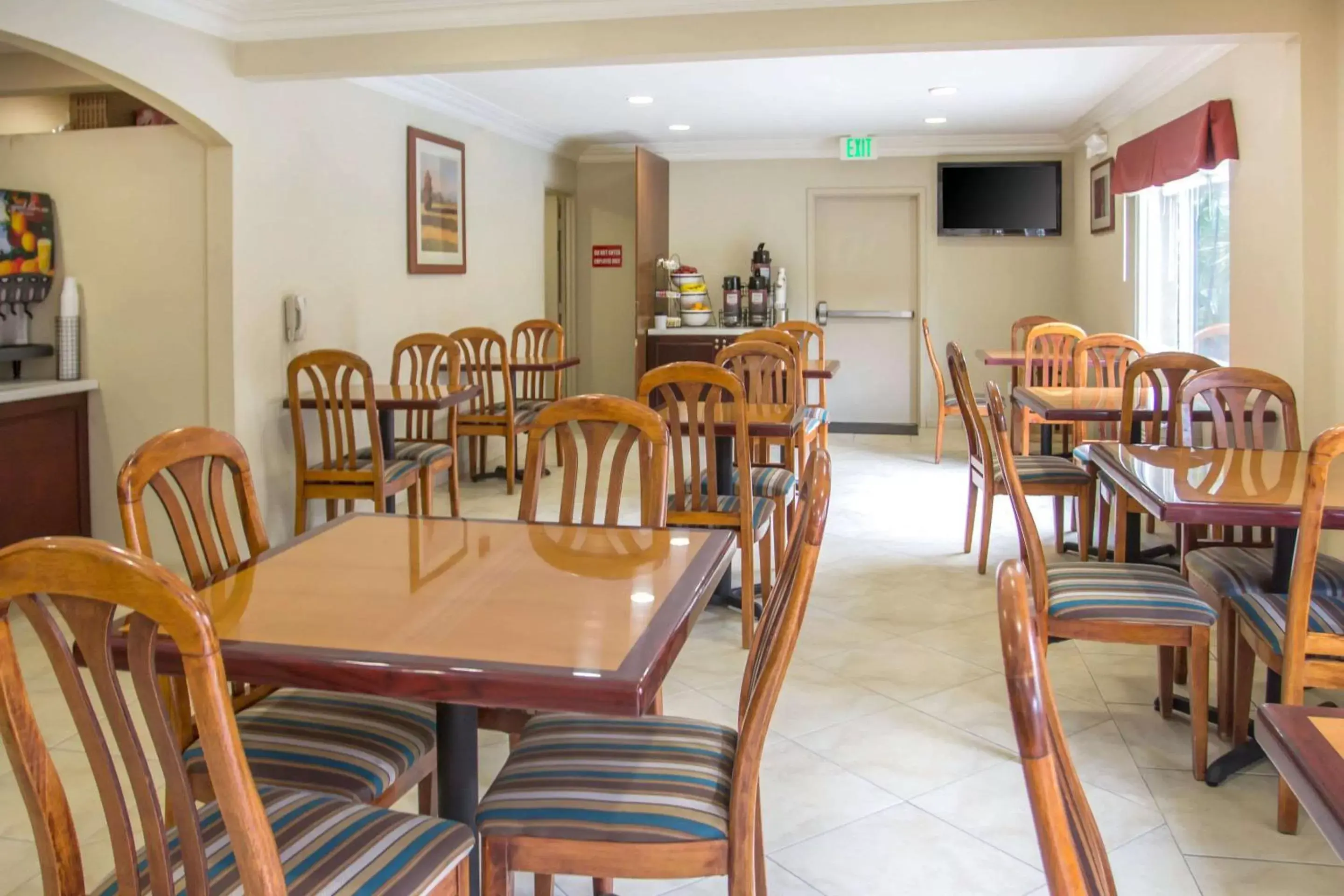 Restaurant/Places to Eat in Comfort Inn Cockatoo Near LAX