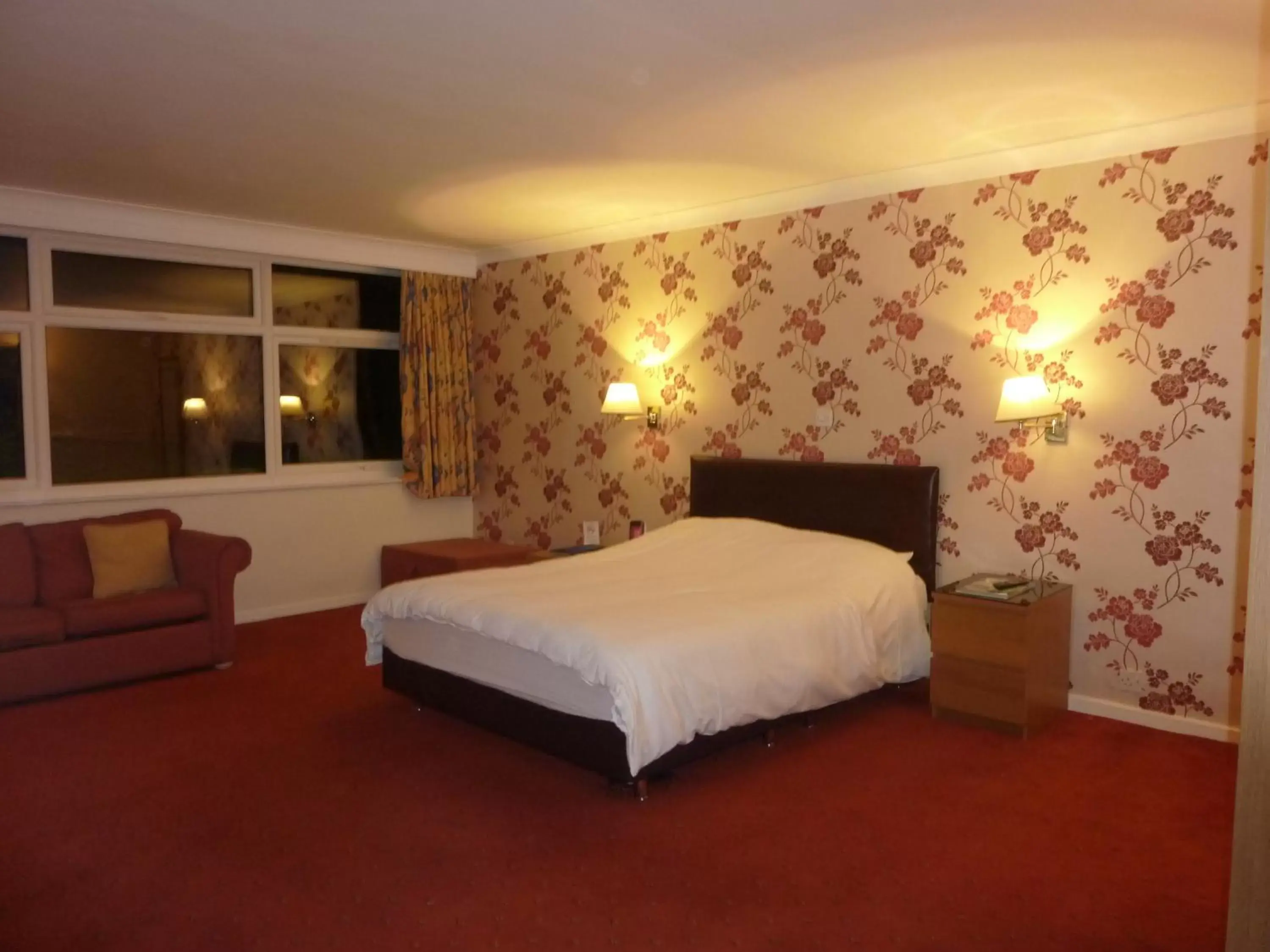 Photo of the whole room, Bed in The Highfield Hotel