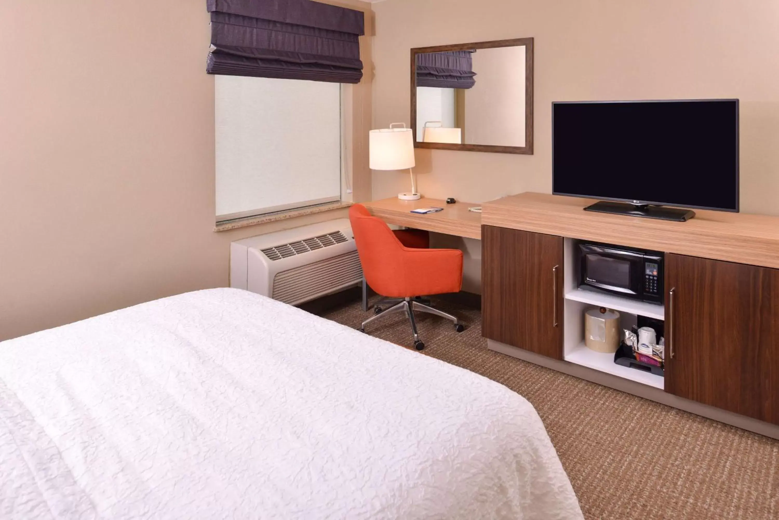 Bedroom, TV/Entertainment Center in Hampton Inn York