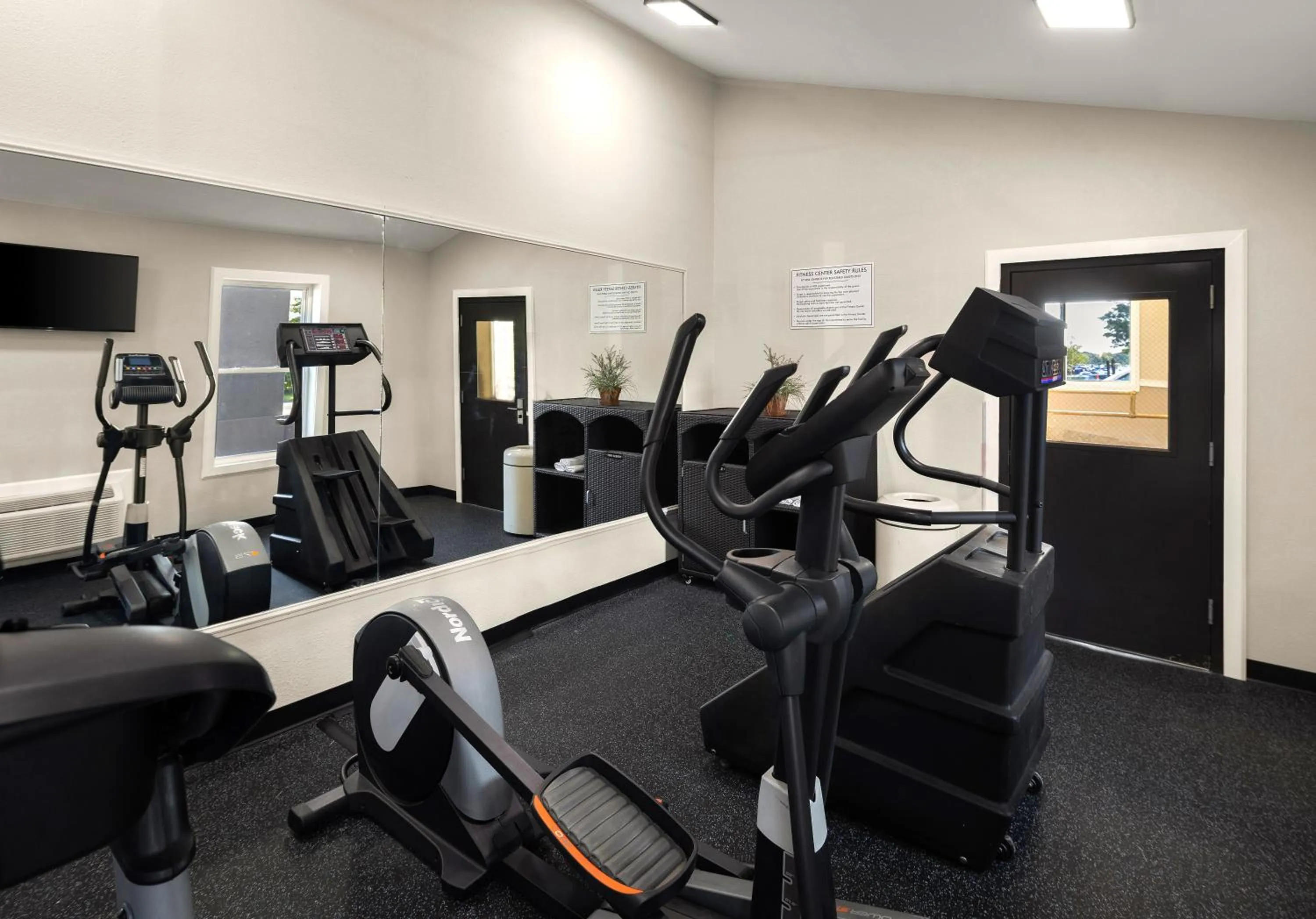 Fitness centre/facilities in Magnuson Hotel Detroit Airport