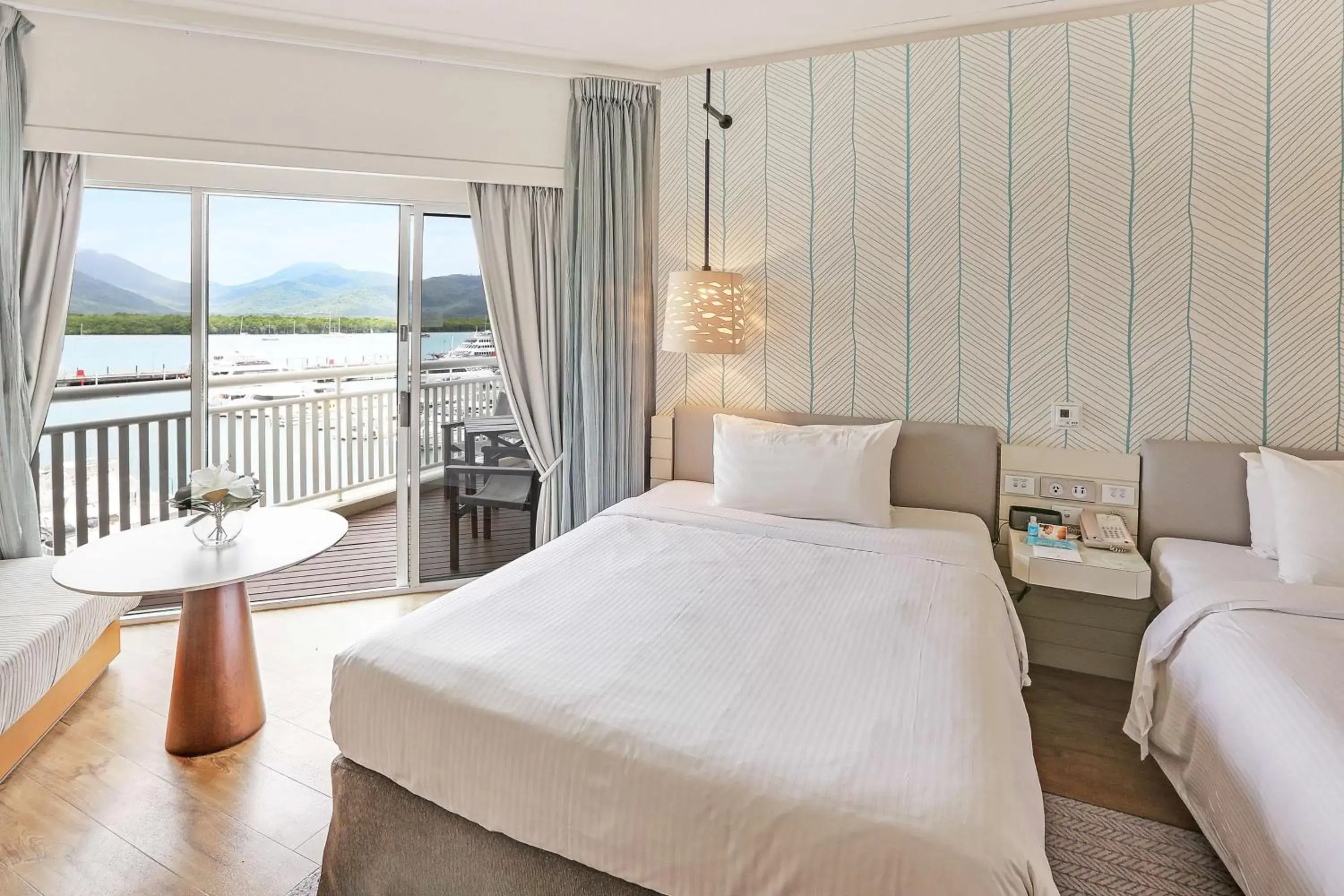 Facade/entrance, Bed in Shangri-La The Marina, Cairns