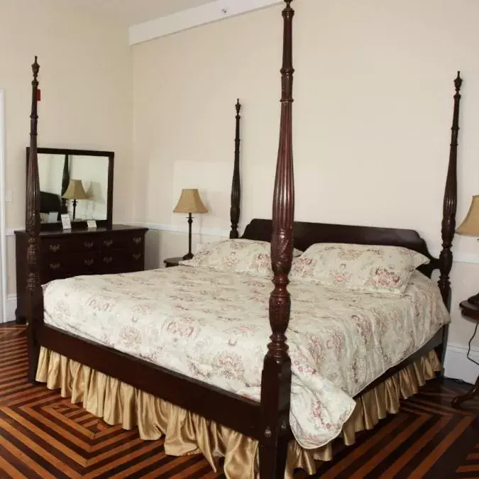 Bed in The Salem Inn