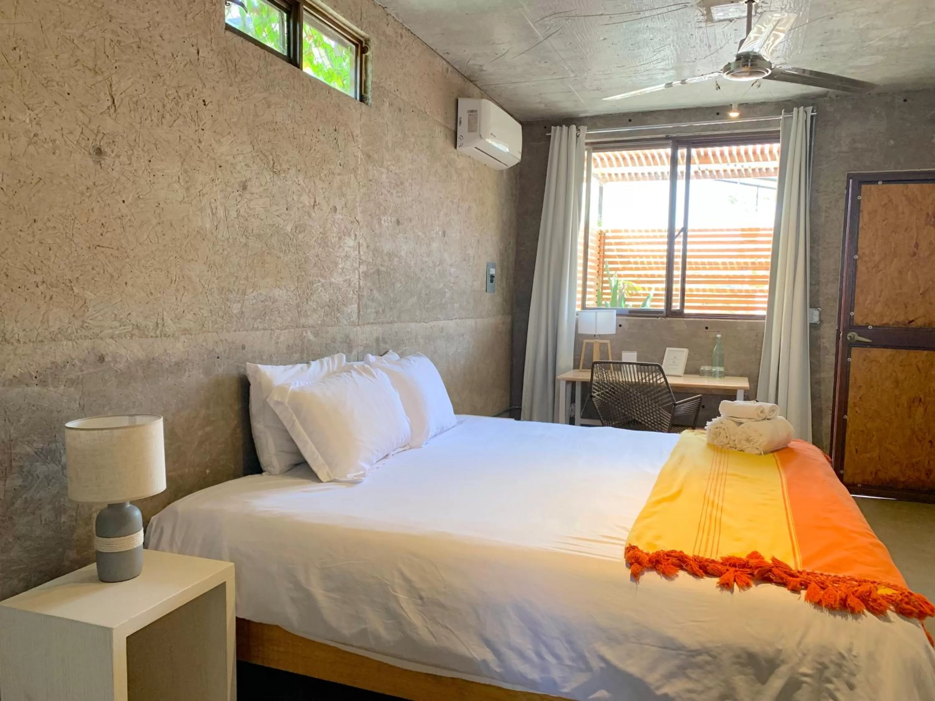 Bedroom, Bed in Perro Surfero Hotel