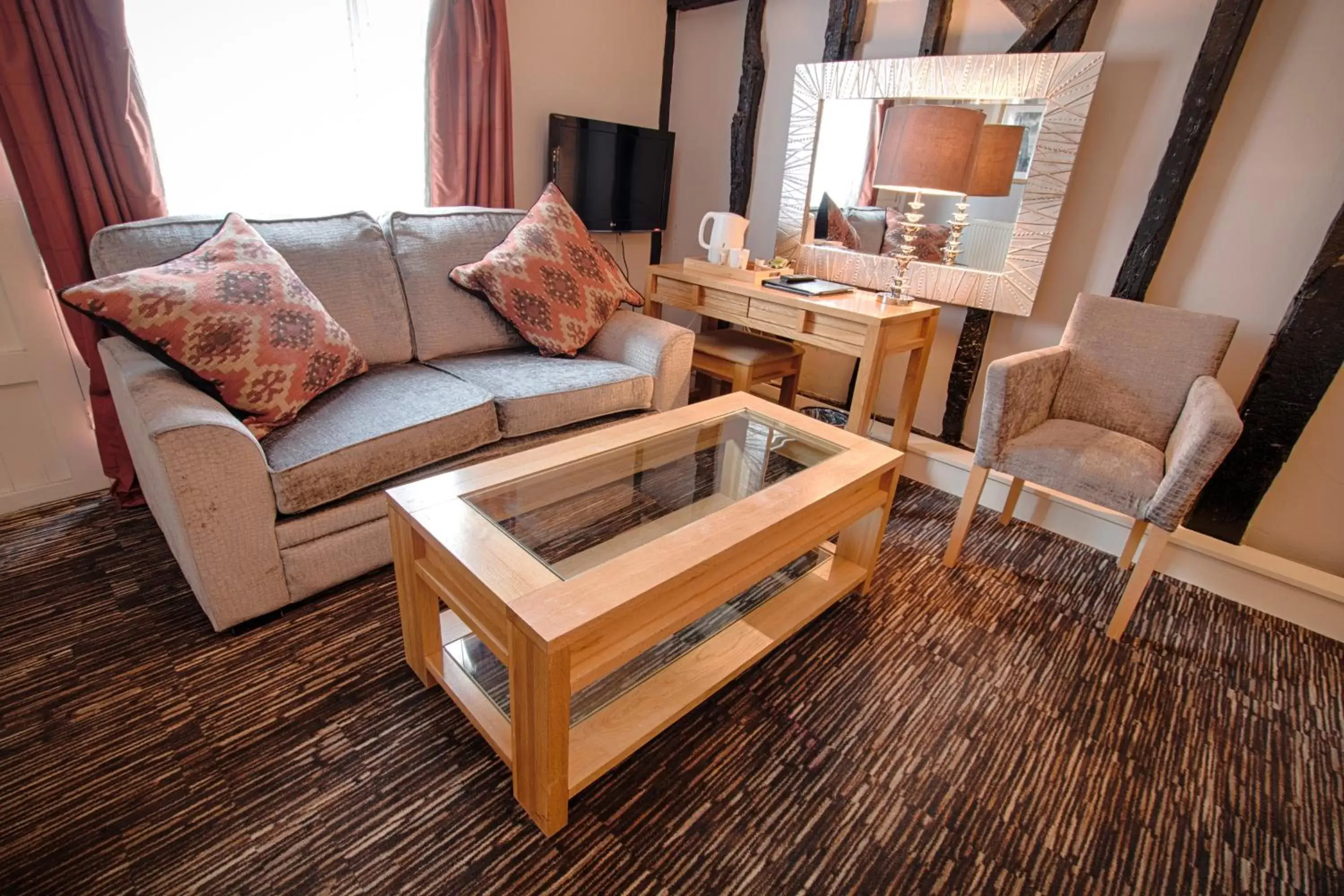 Living room, Seating Area in The Saracens Head Hotel