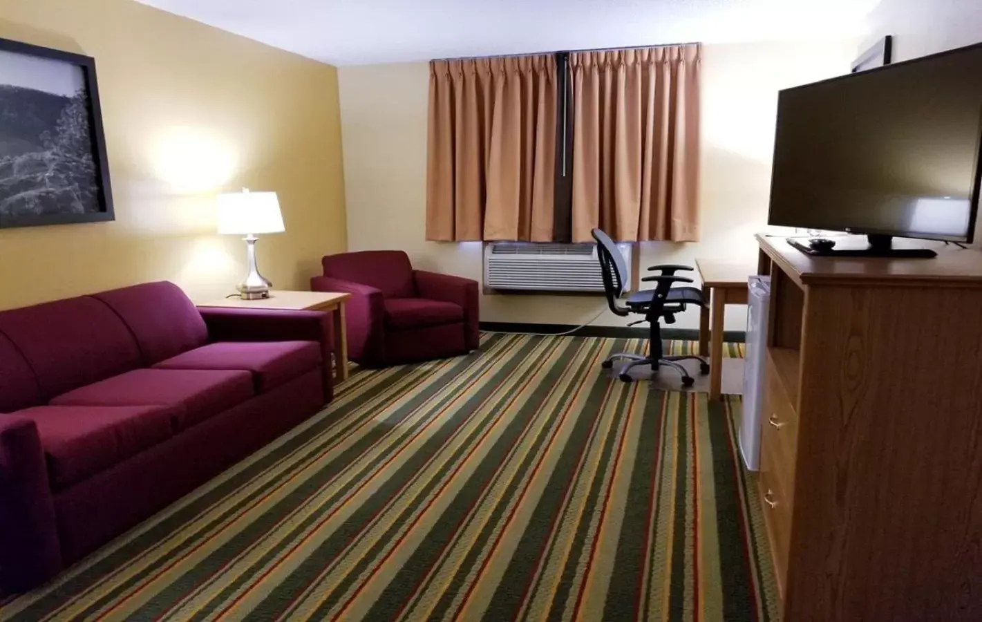 Seating area, TV/Entertainment Center in Super 8 by Wyndham Ottawa Starved Rock