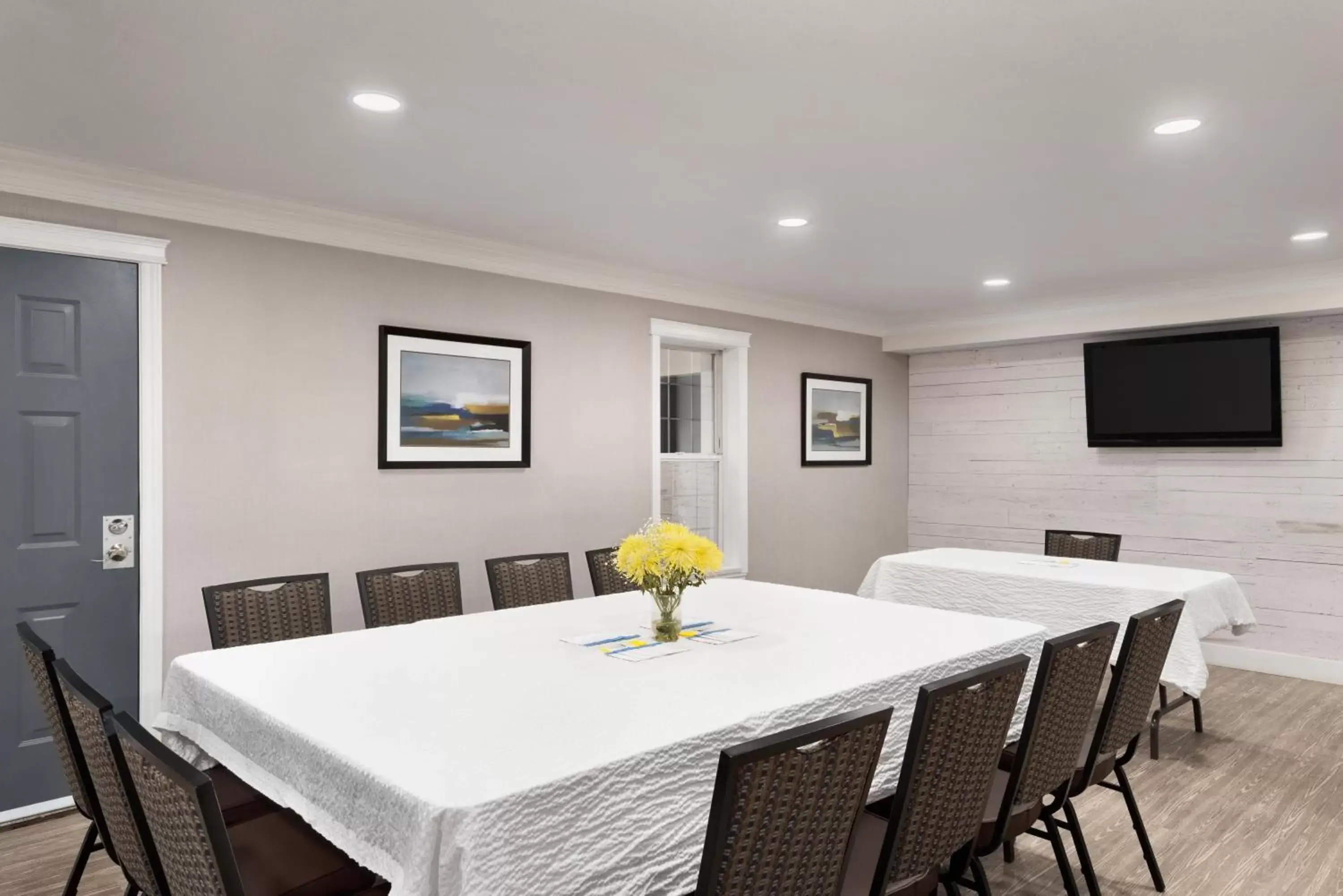 Meeting/conference room, Dining Area in Days Inn by Wyndham Kelowna