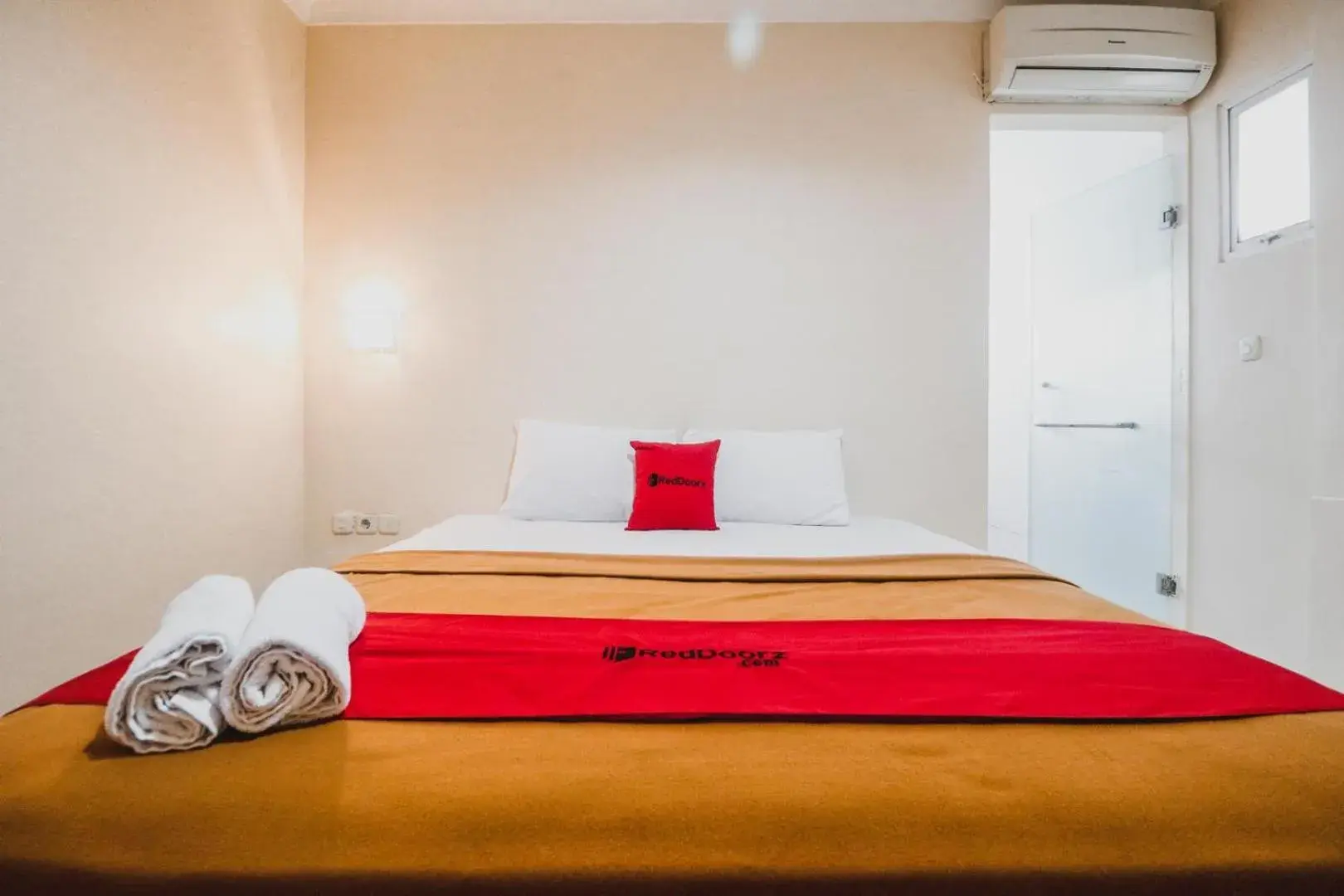 Bedroom, Bed in RedDoorz @ Pandu Raya Bogor