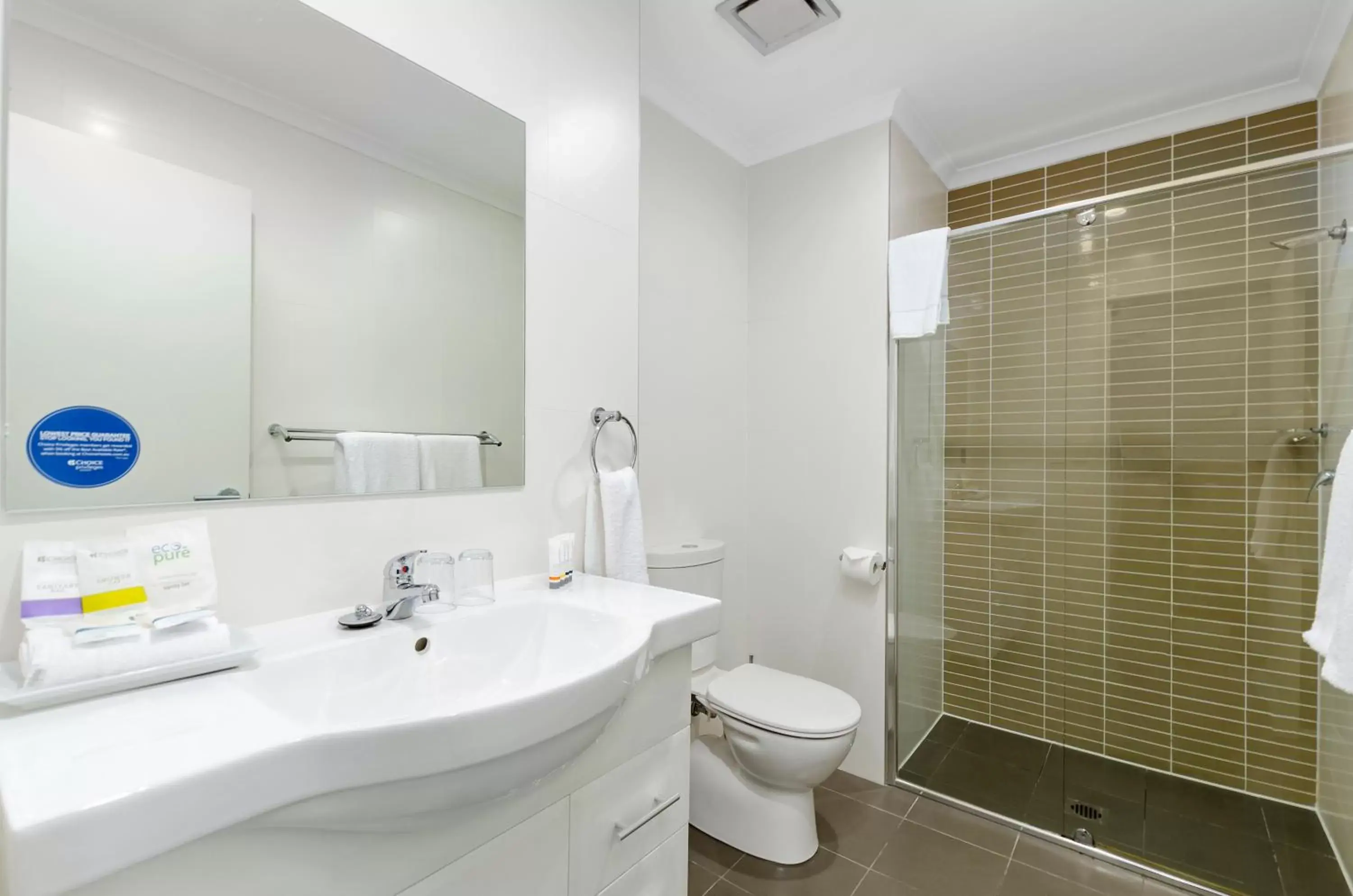 Bathroom in Quality Suites Pioneer Sands