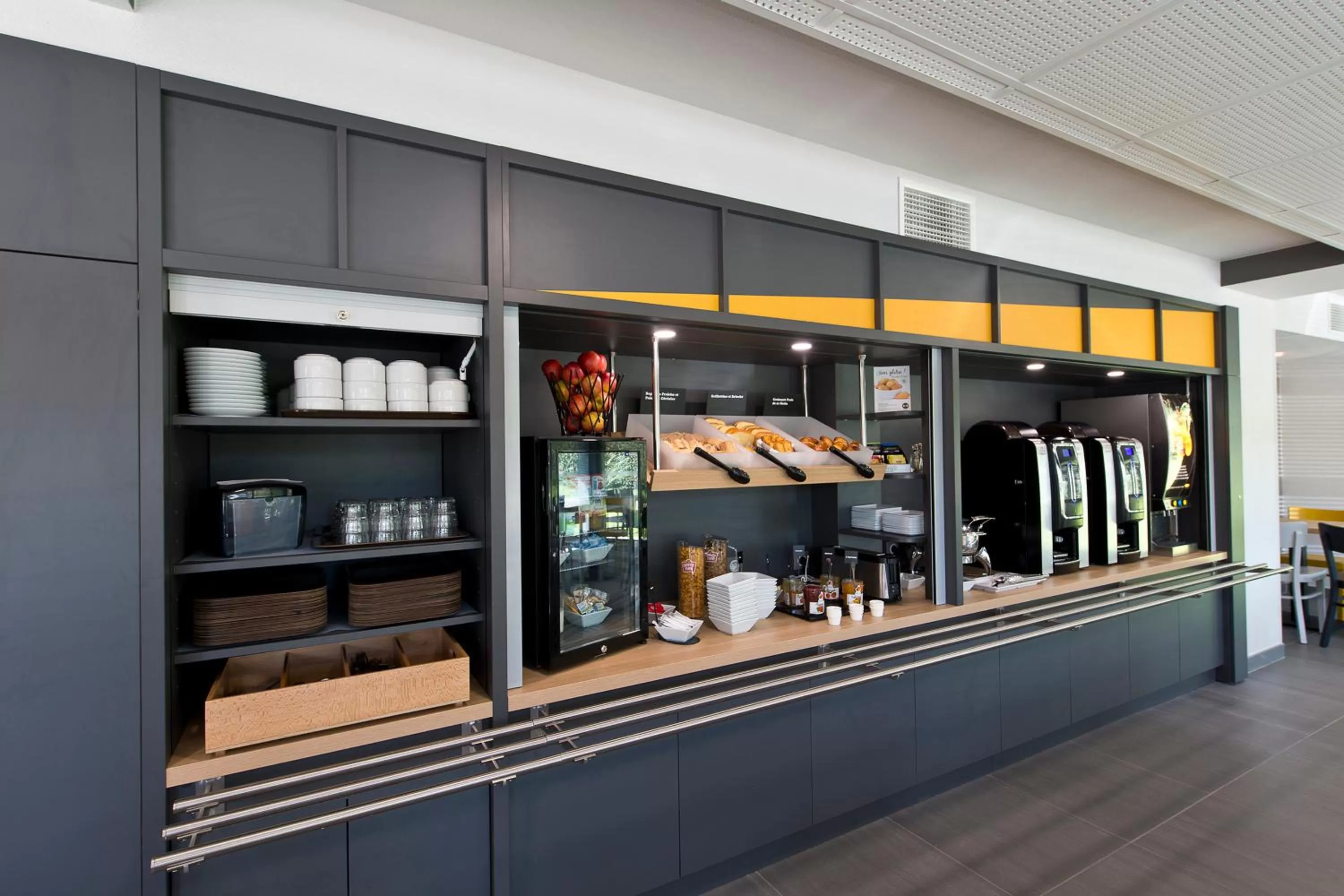 Buffet breakfast in B&B HOTEL Pau Zénith