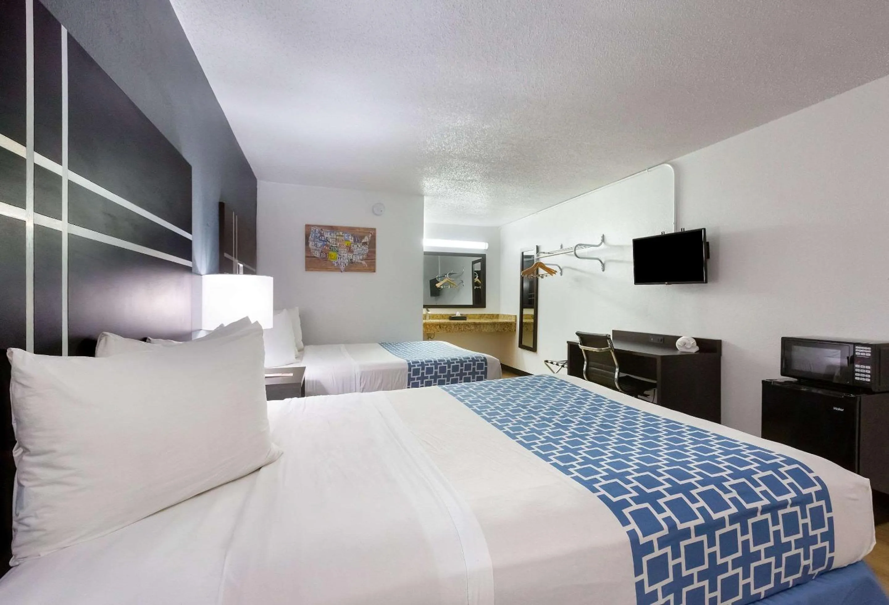 Photo of the whole room, Bed in Econo Lodge