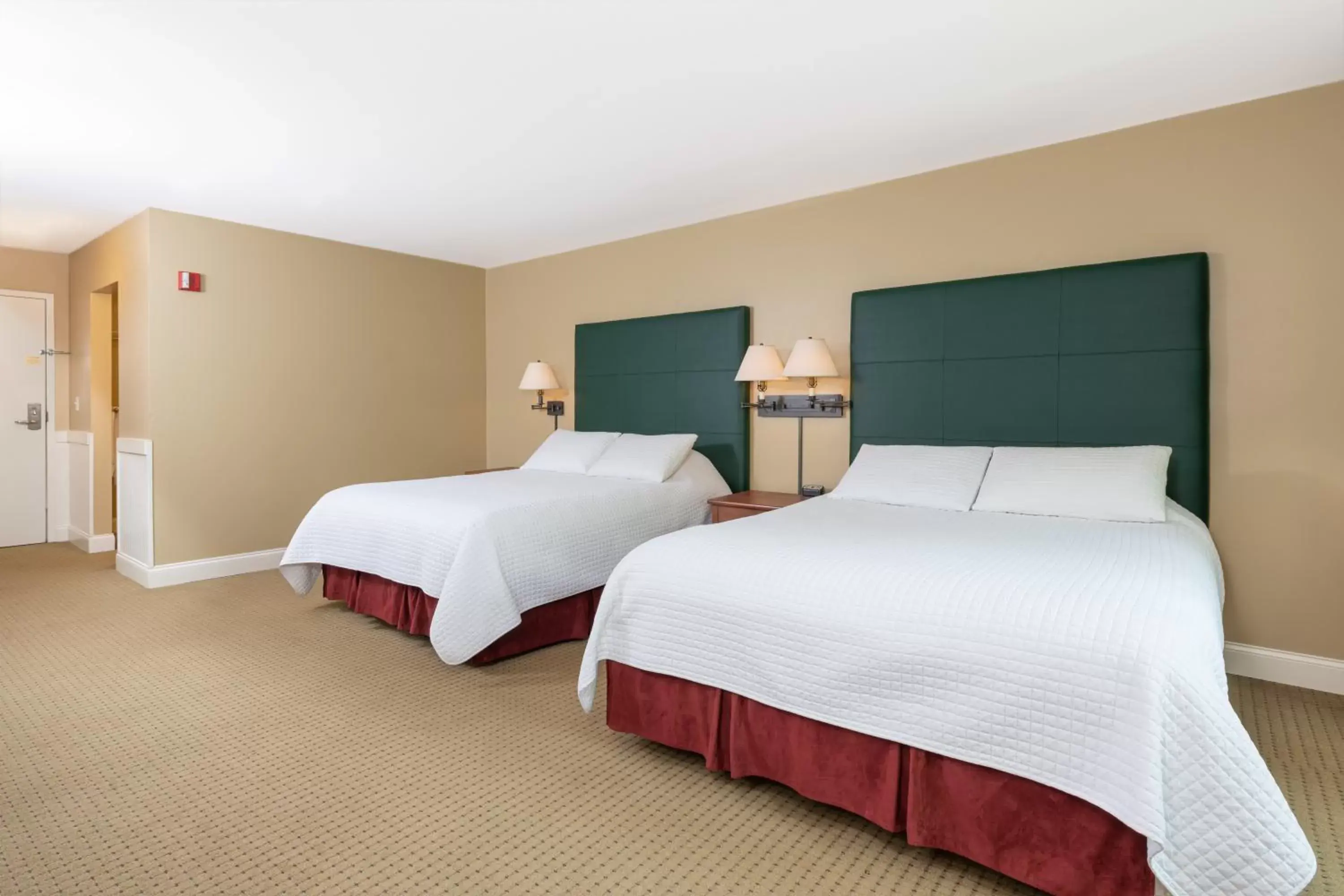 Photo of the whole room, Bed in Grand Summit Resort