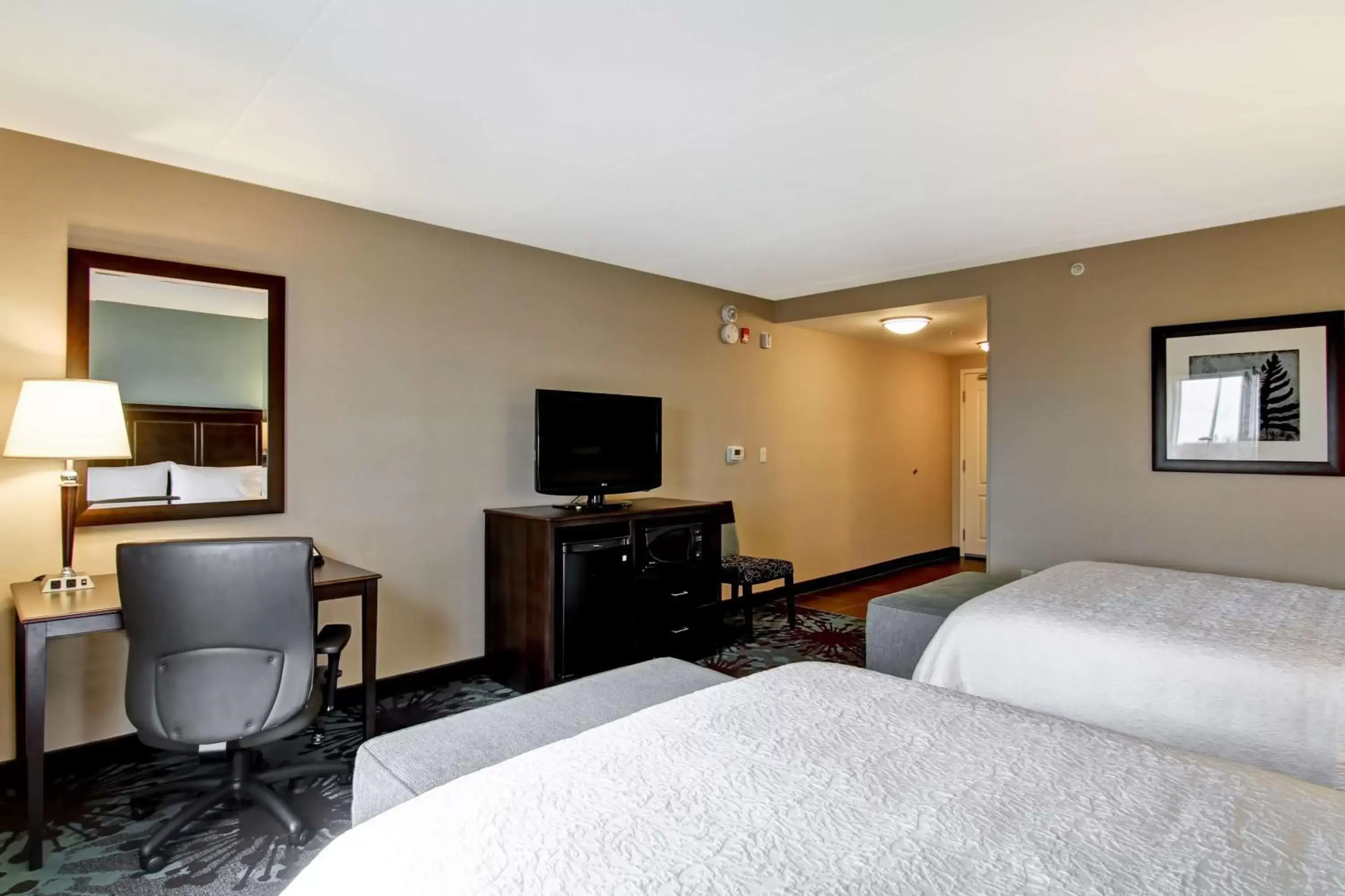 Bed, TV/Entertainment Center in Hampton Inn by Hilton Toronto Airport Corporate Centre