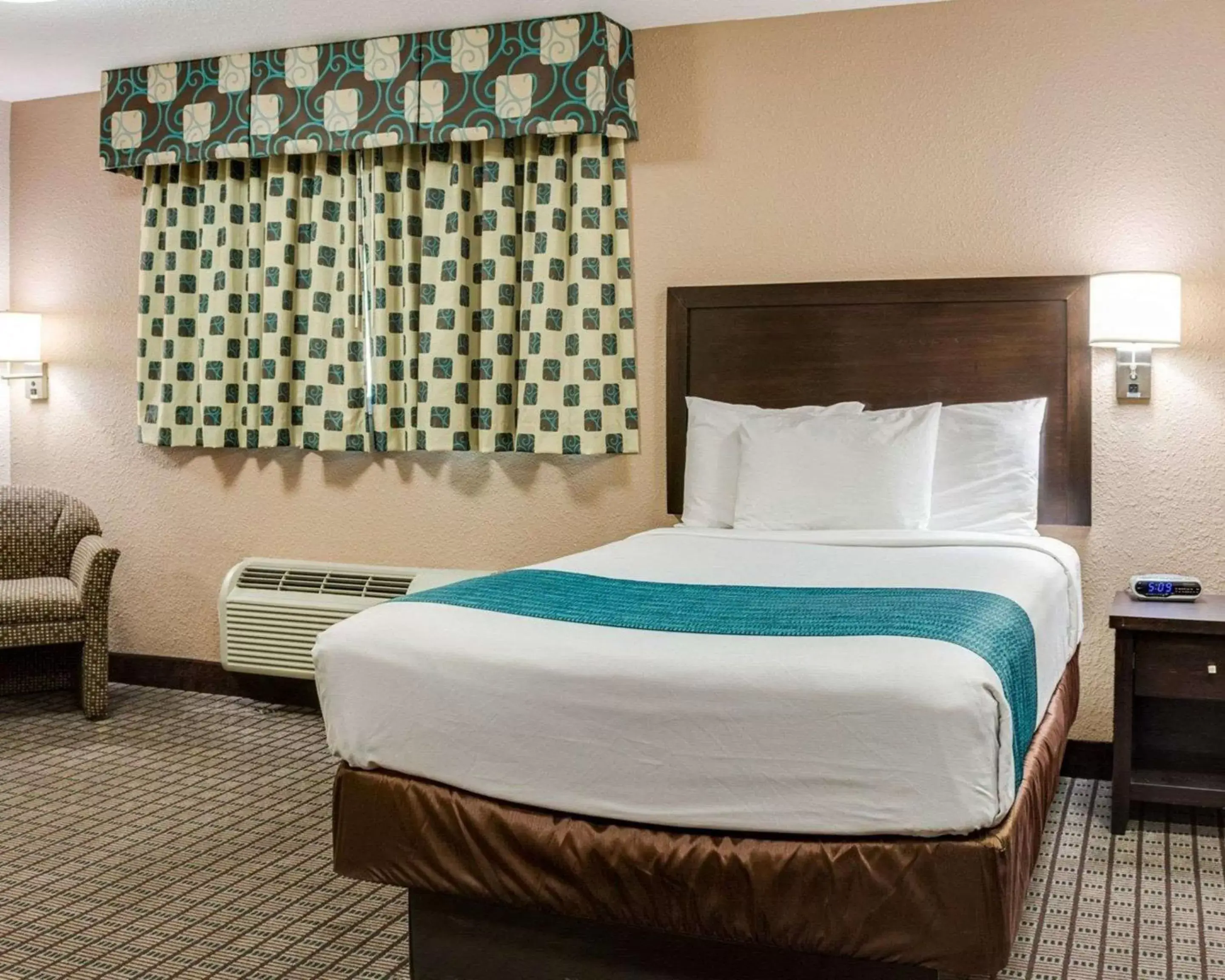 Photo of the whole room, Bed in Suburban Studios Avondale Photo of the whole room, Bed in Suburban Studios Avondale