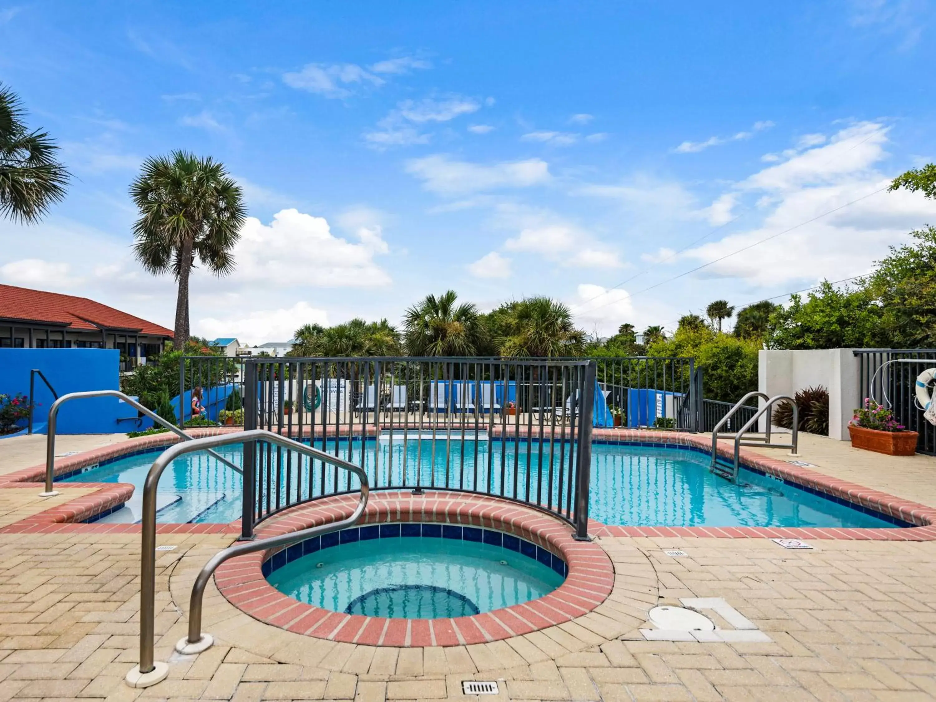 Spring, Swimming Pool in Beachside Inn