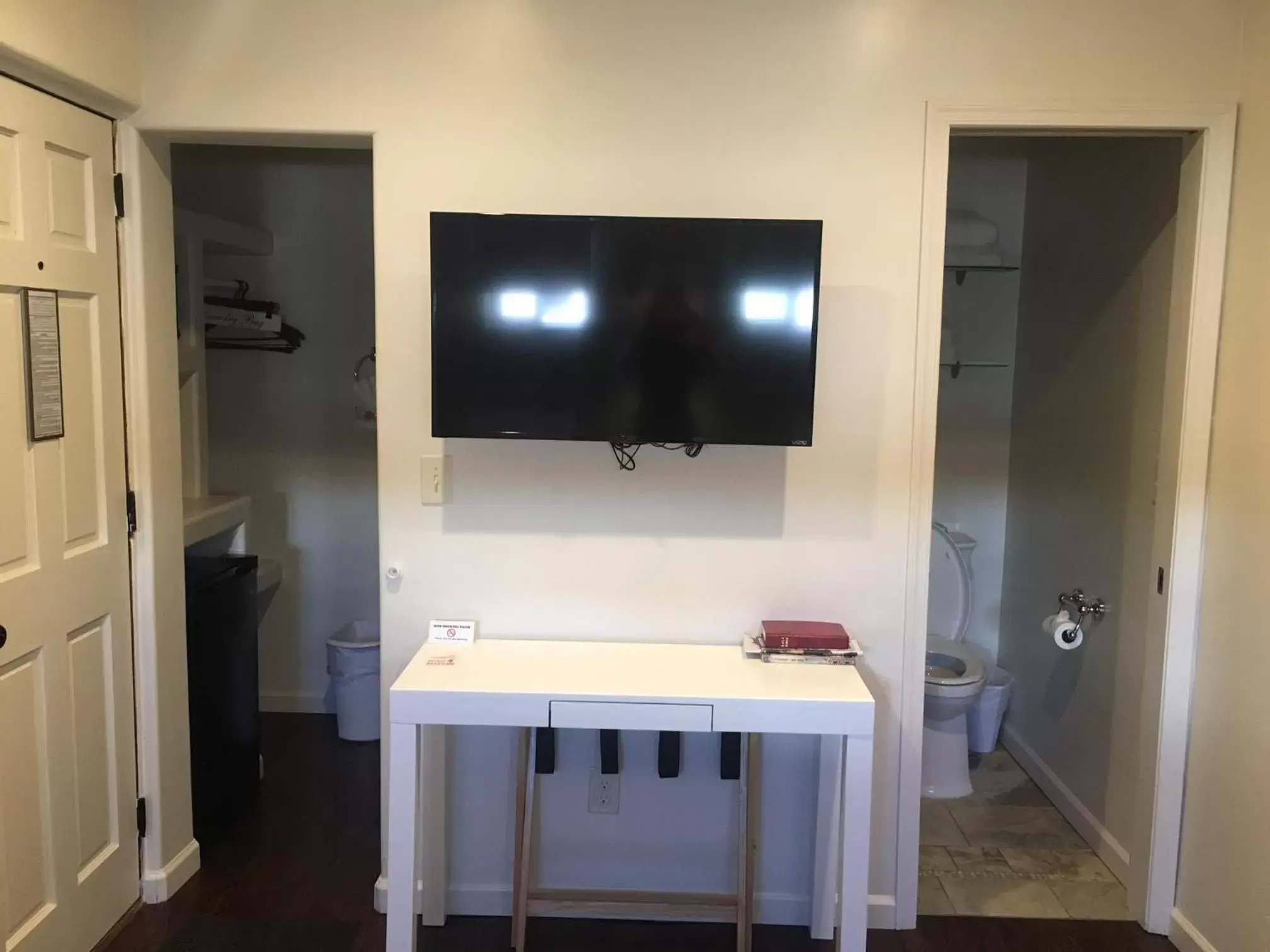 Bathroom, TV/Entertainment Center in Iron Horse Inn