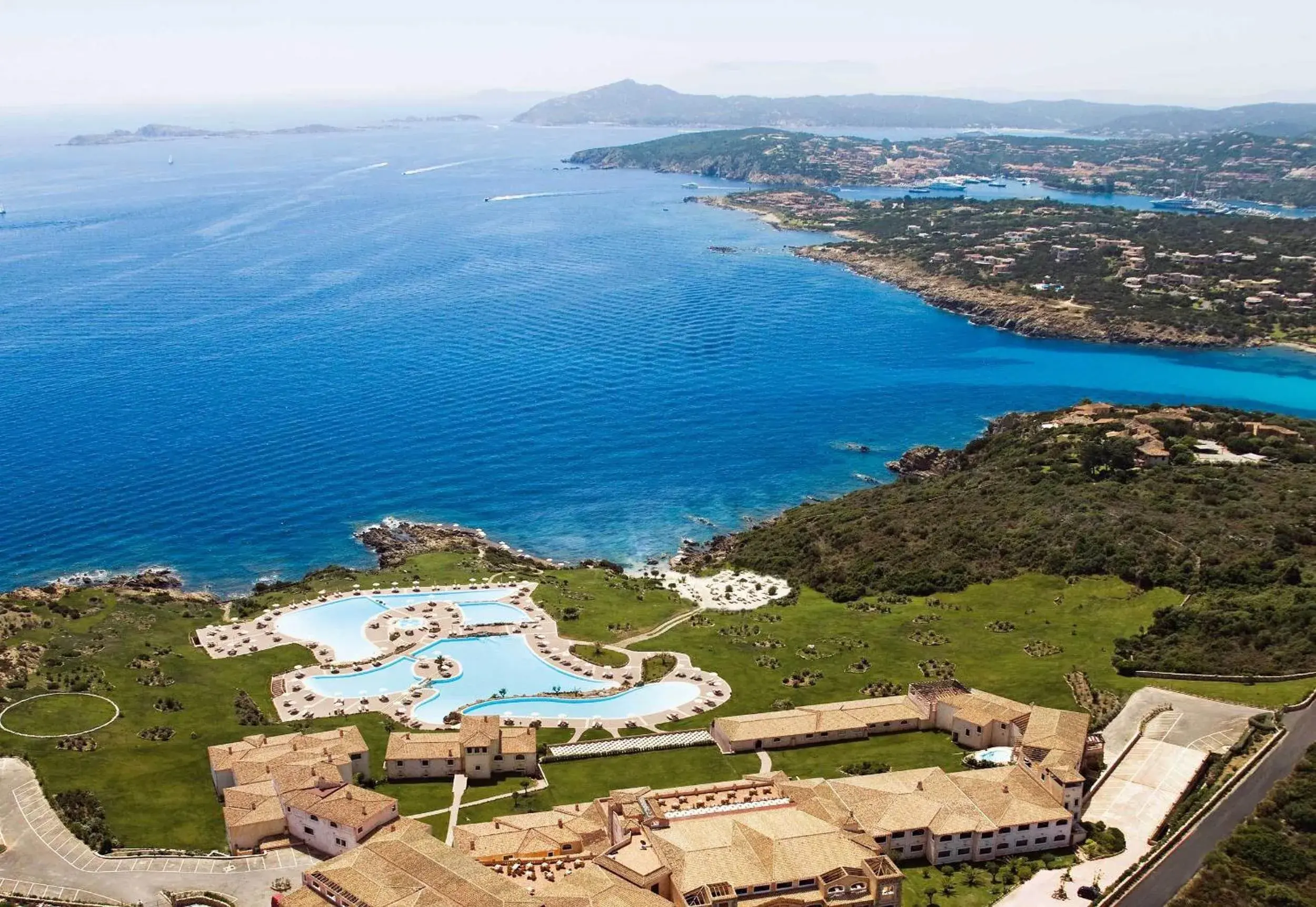 Facade/entrance, Bird's-eye View in Colonna Resort