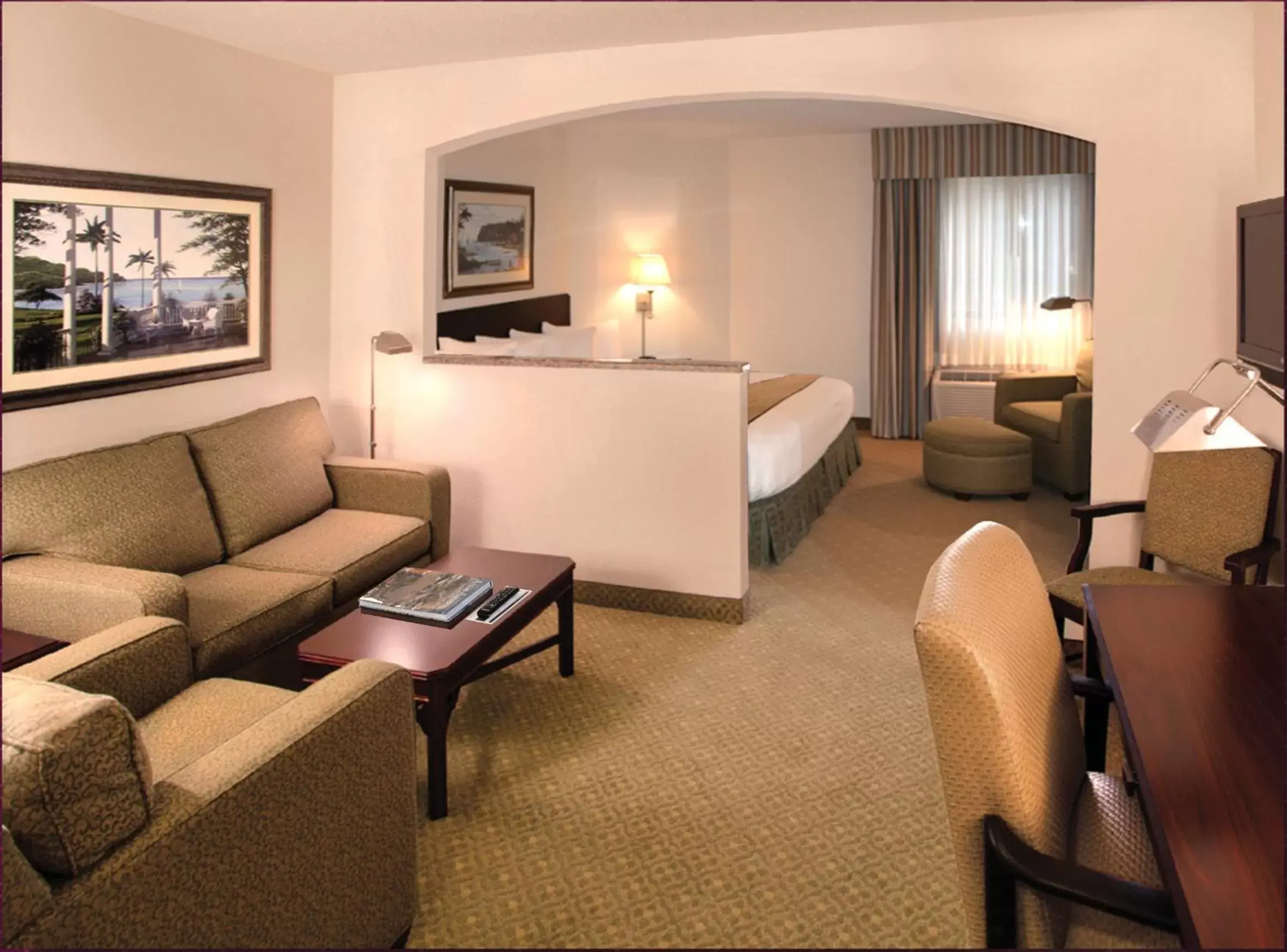 Bedroom, Seating Area in Ann Arbor Regent Hotel and Suites