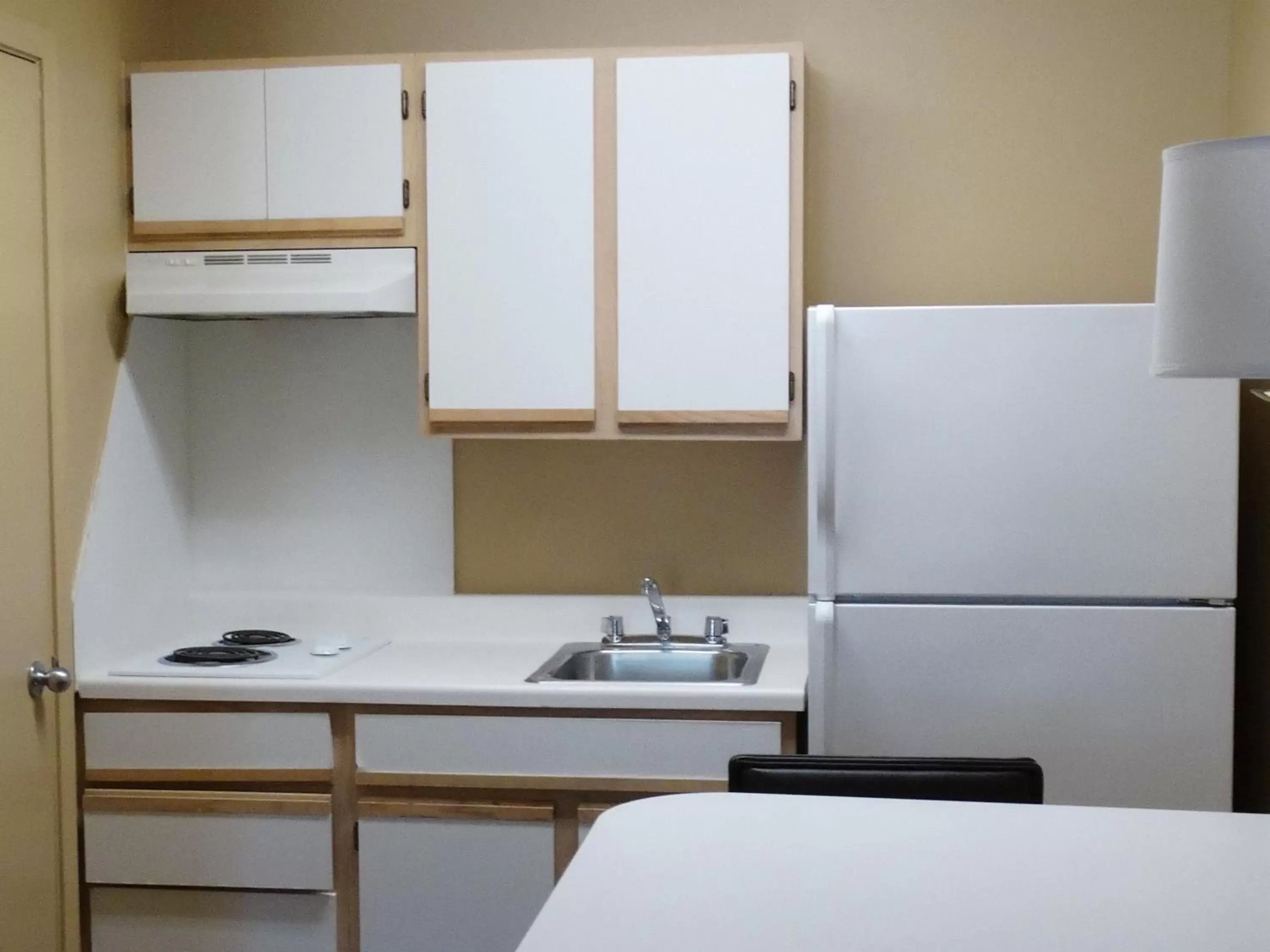 Kitchen or kitchenette, Kitchen/Kitchenette in Extended Stay America Suites - Denver - Tech Center South - Inverness