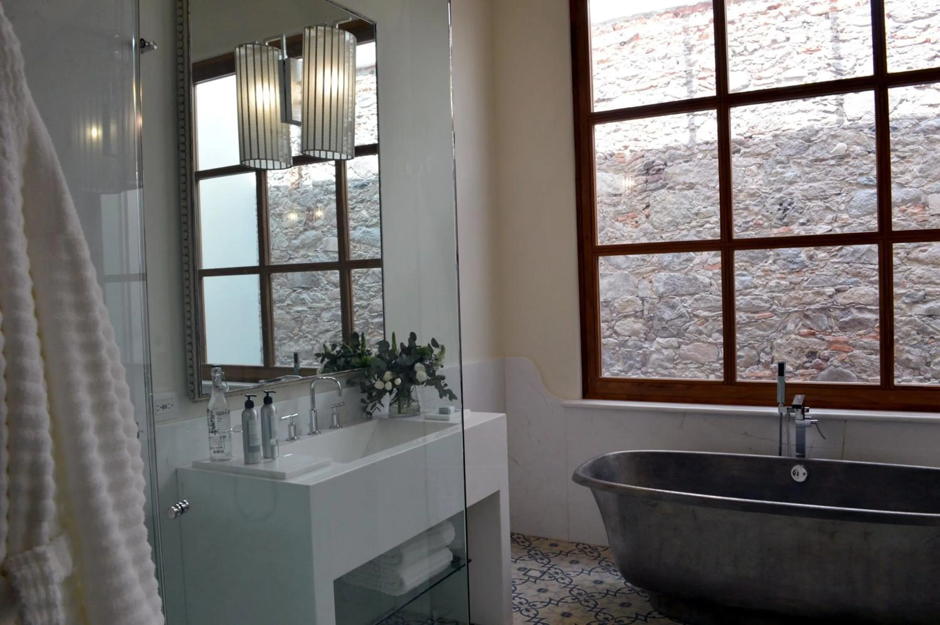 Bathroom in Hotel Casa Blanca 7