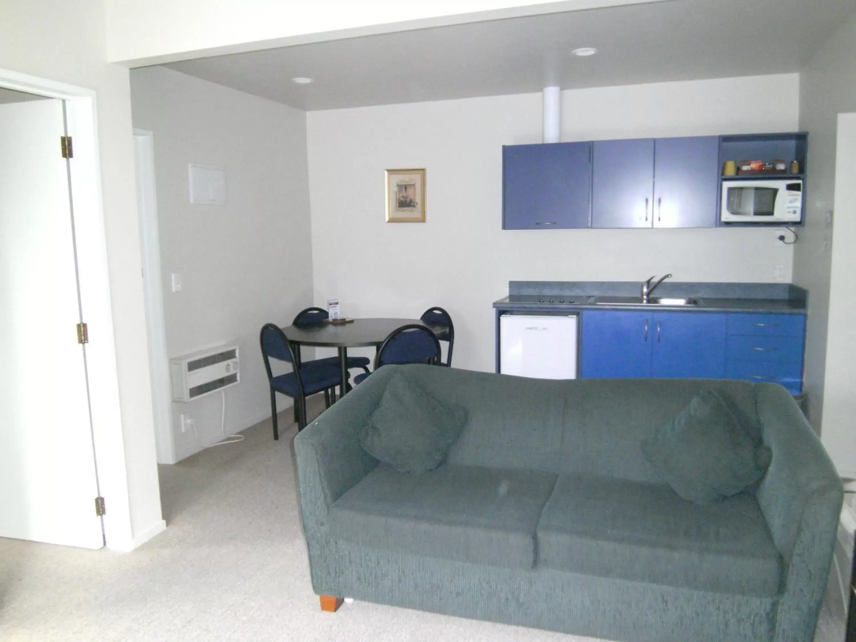 Kitchen or kitchenette, Seating Area in Anchorage Motel Apartments