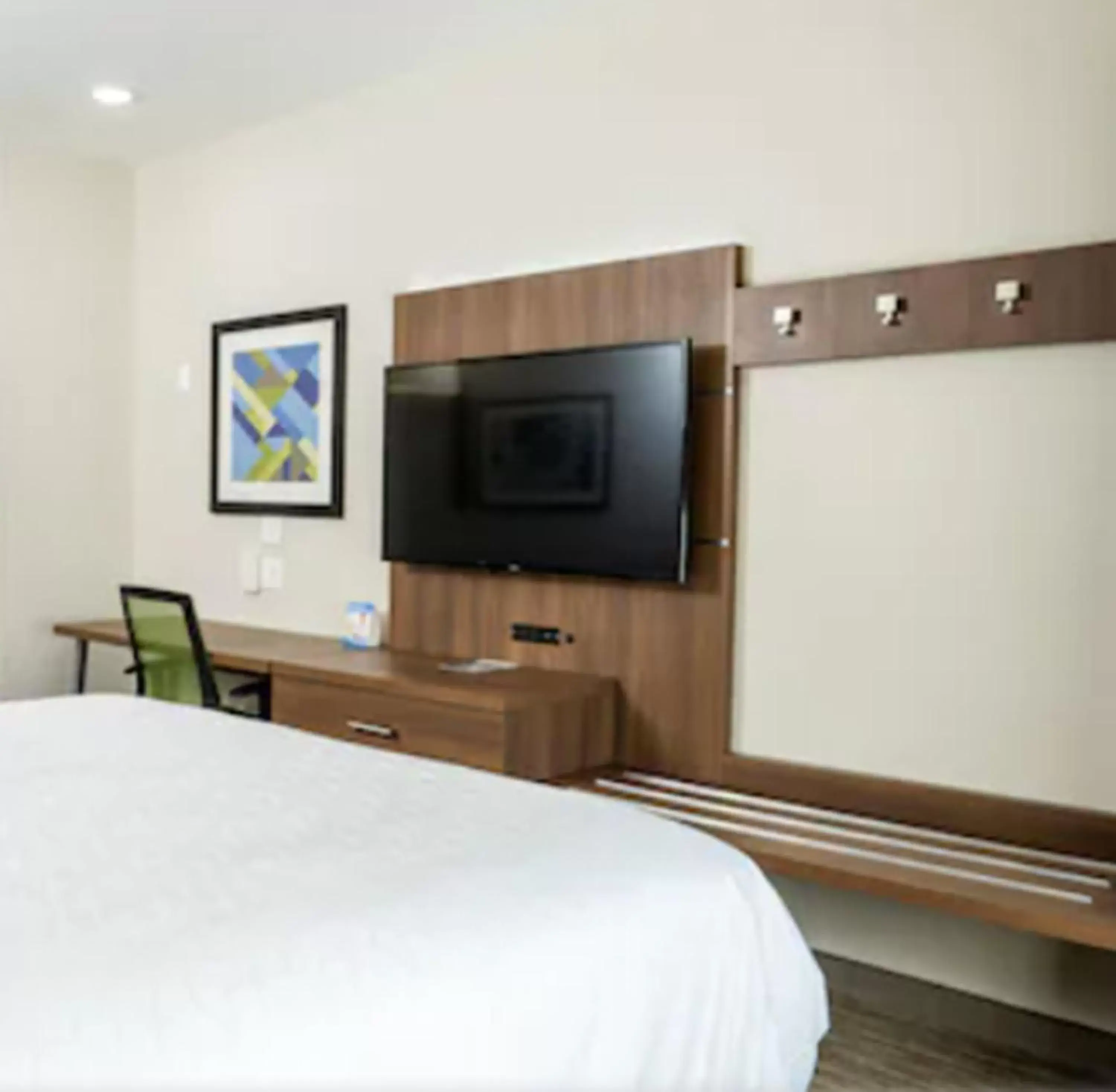 Bedroom, TV/Entertainment Center in Holiday Inn Express & Suites - Lake Forest, an IHG Hotel