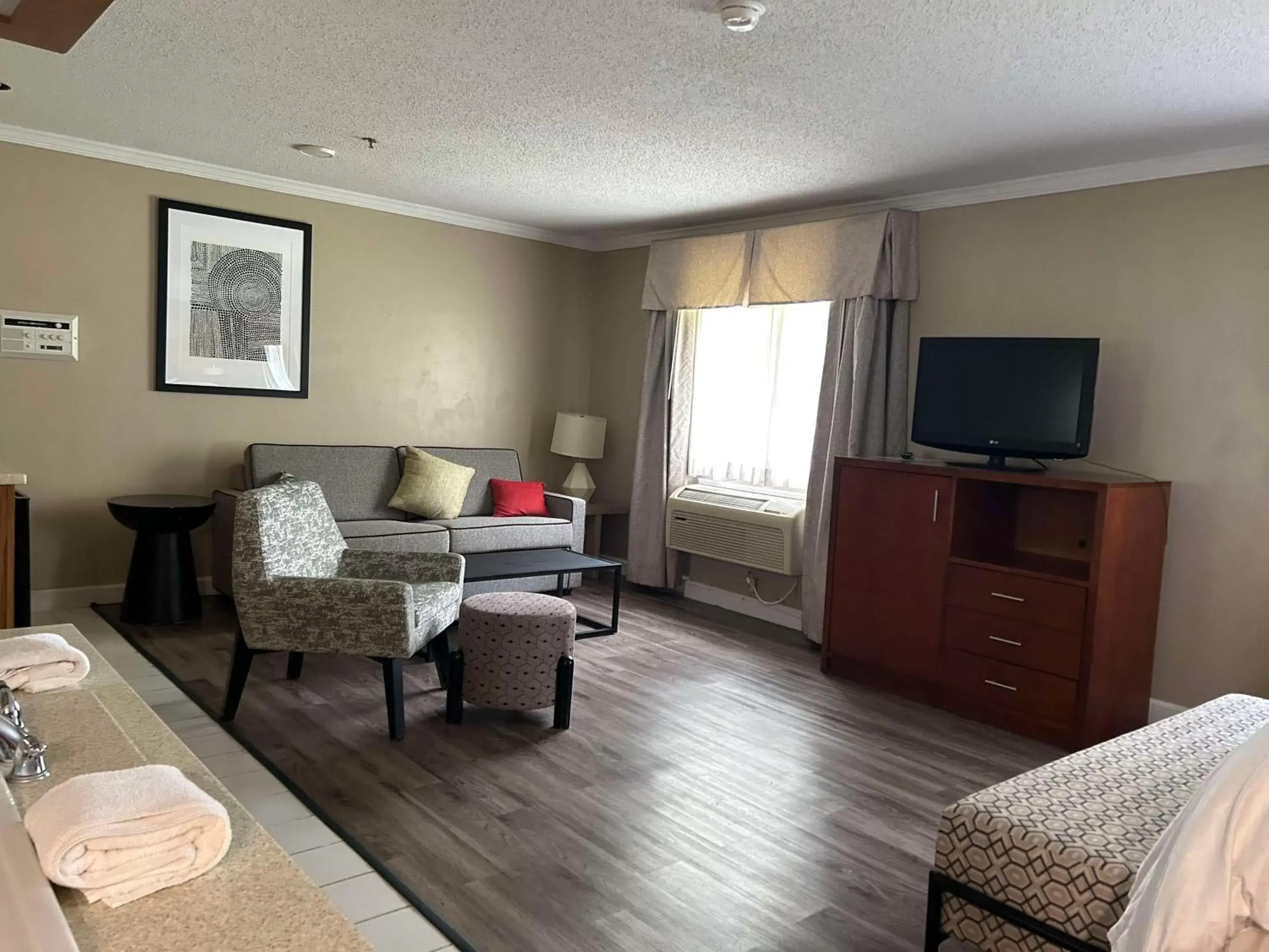Bedroom, Seating Area in SureStay Plus by Best Western Fremont I-69