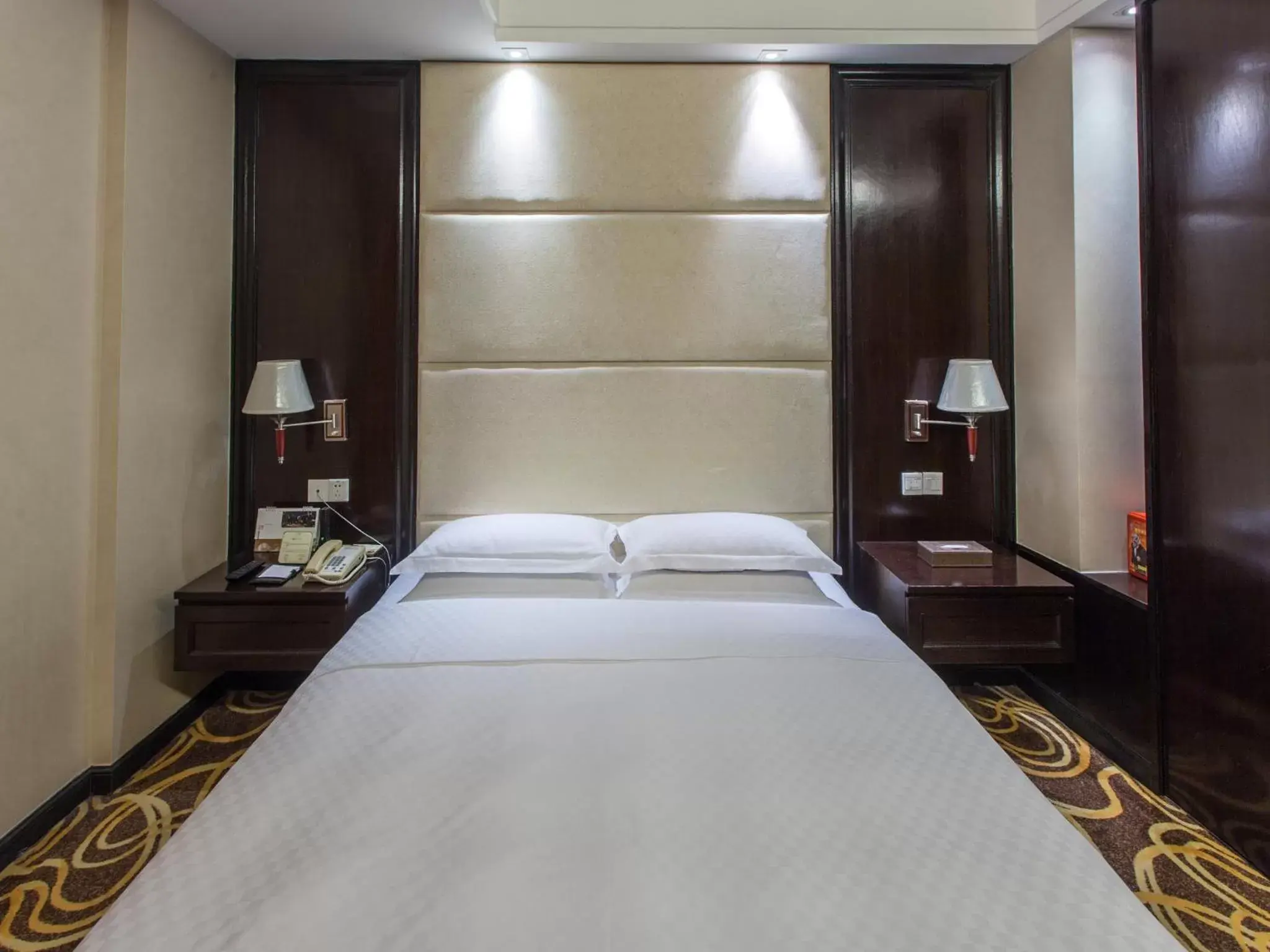 Bed in Hua Shi Hotel