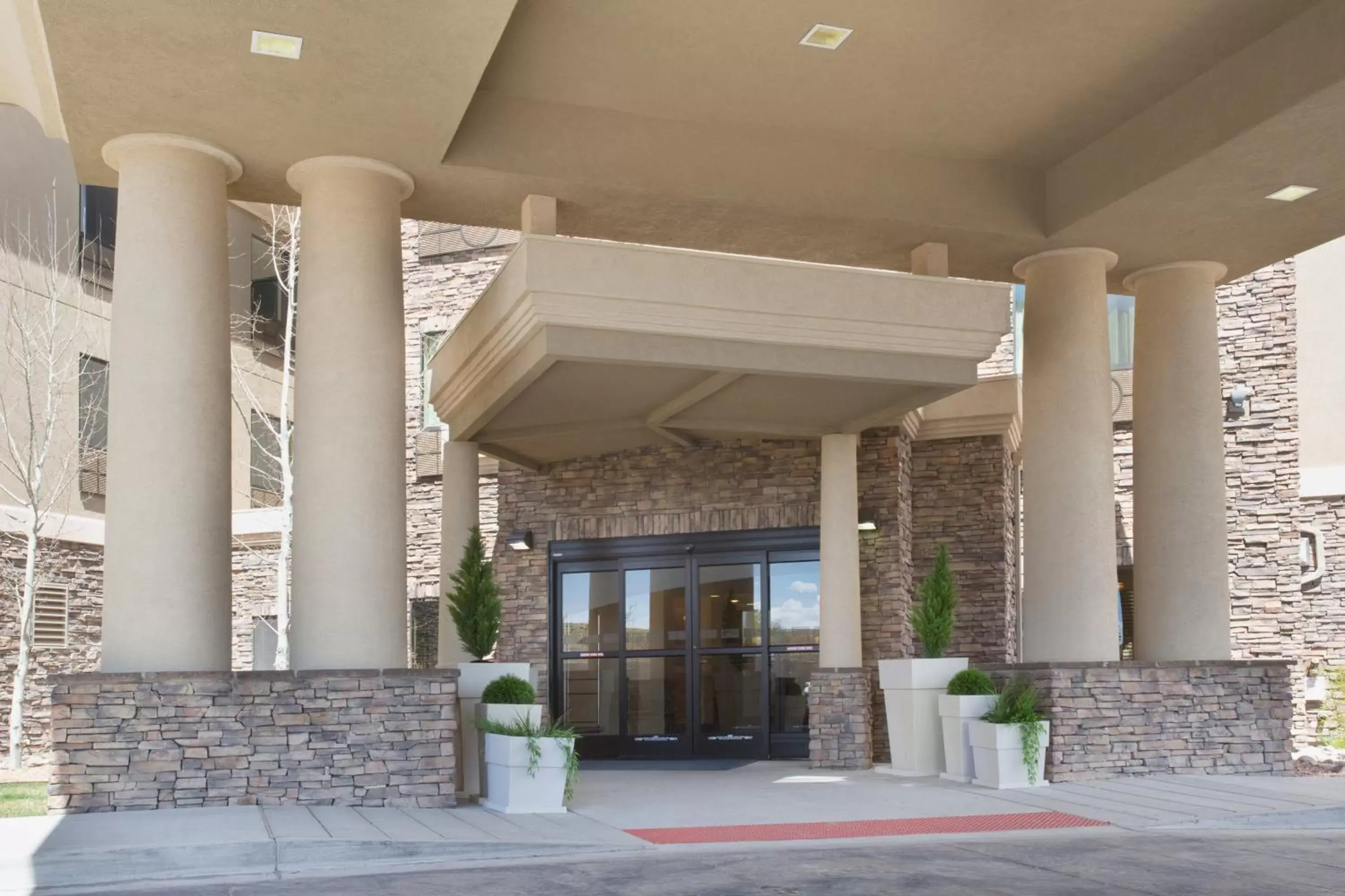 Property building in Holiday Inn Express and Suites Los Alamos Entrada Park, an IHG Hotel