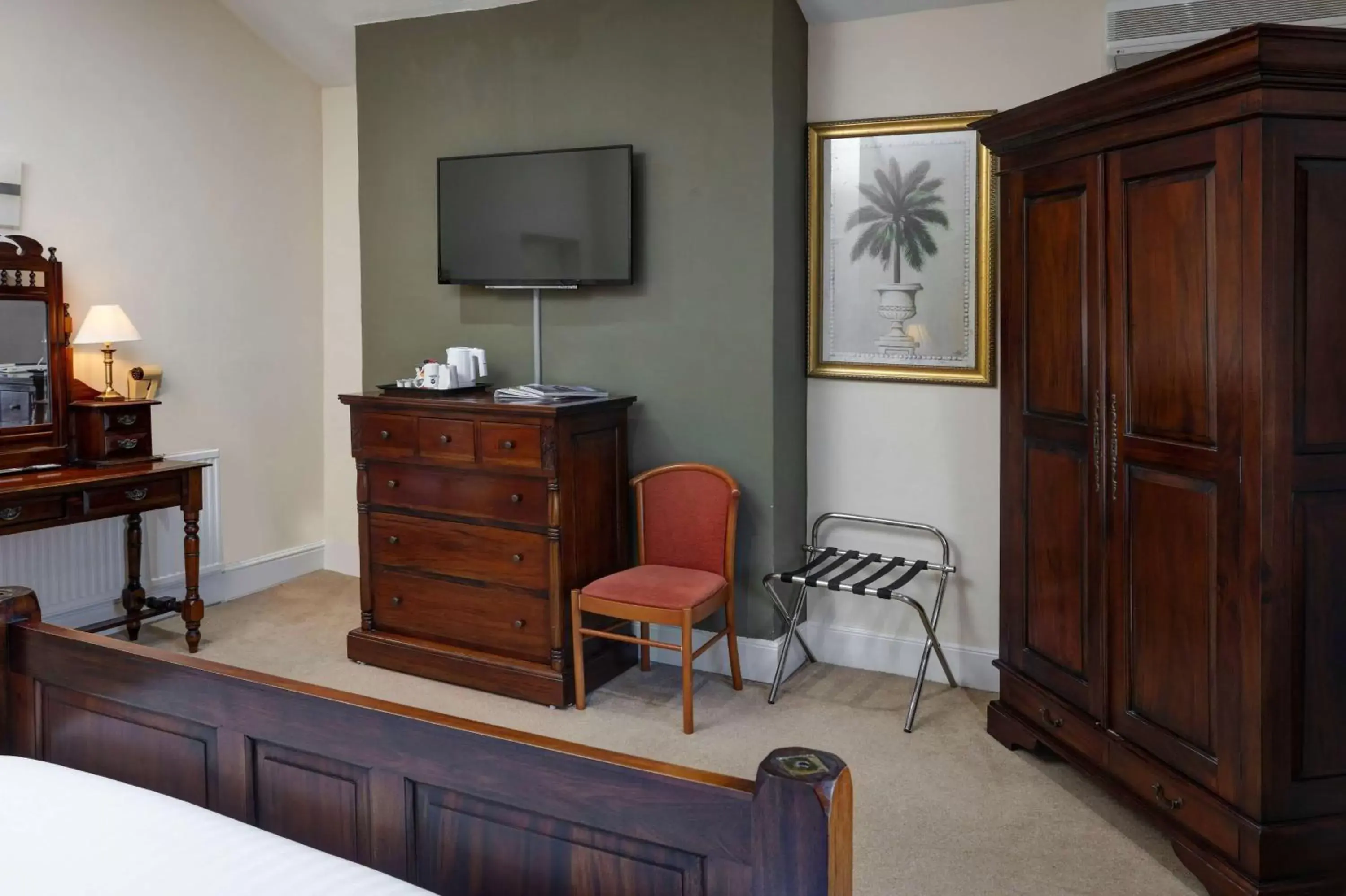 TV and multimedia, TV/Entertainment Center in Best Western Claydon Hotel