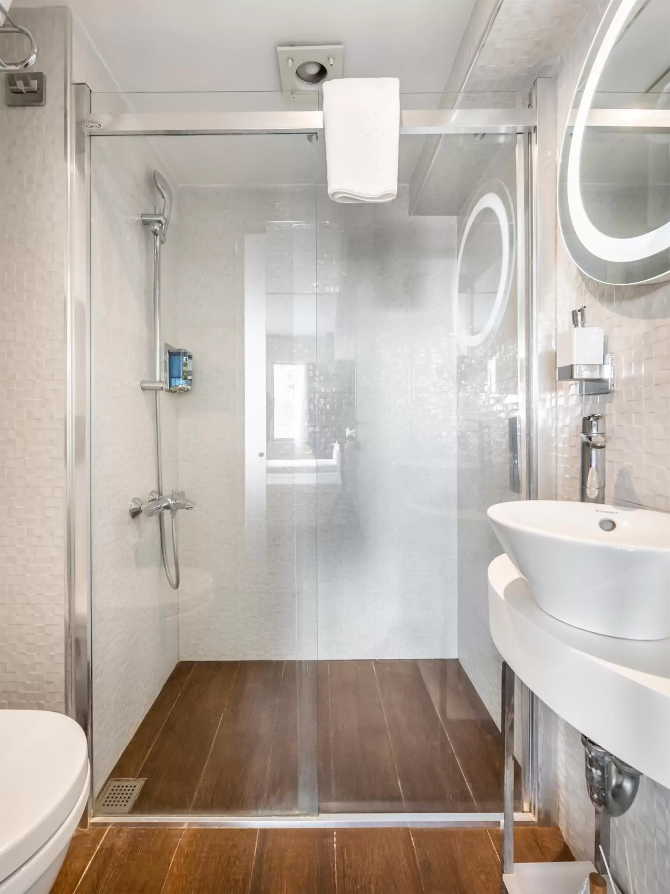 Shower, Bathroom in Misa Hotel