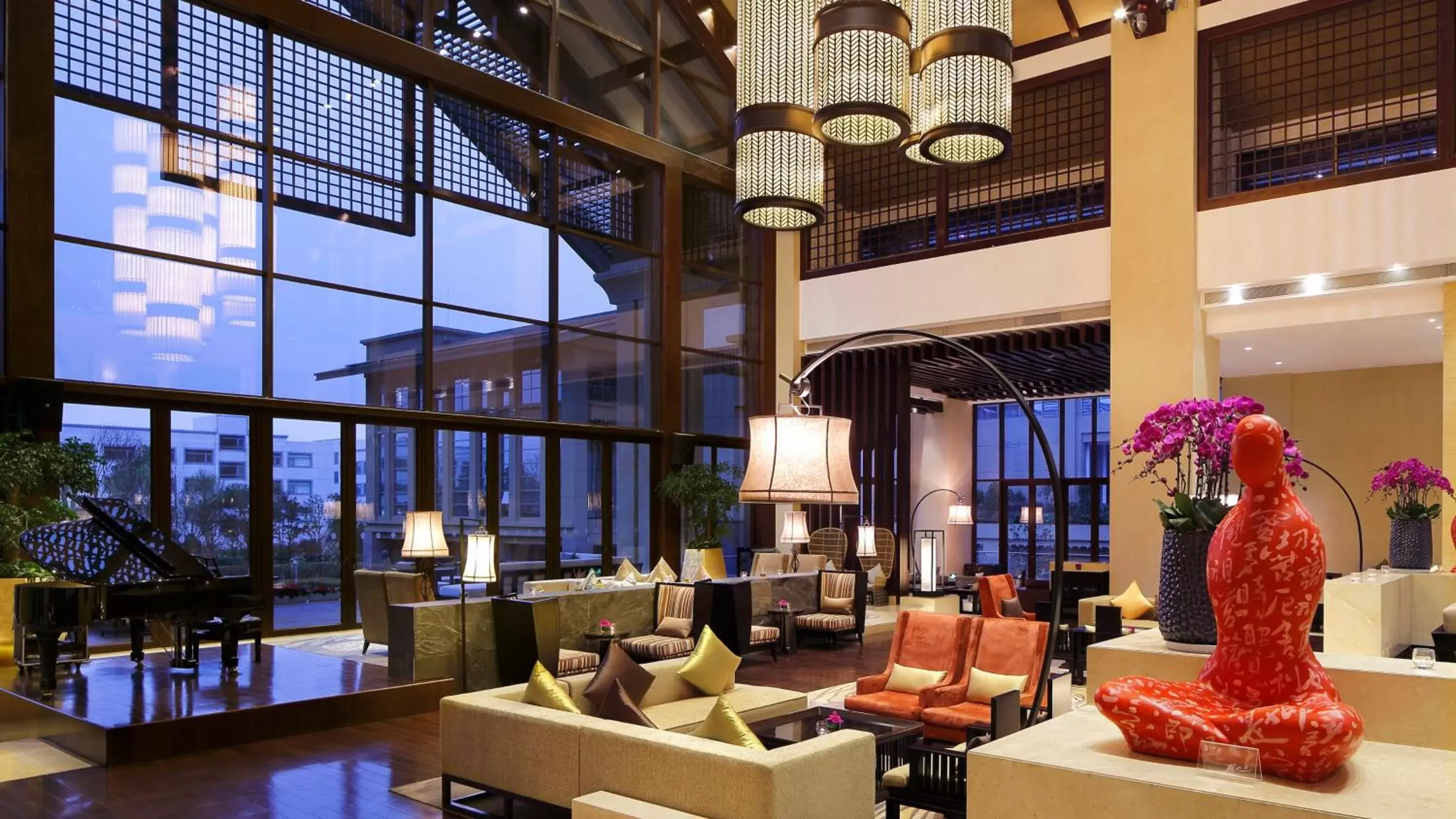 Lounge or bar in InterContinental Kunming, an IHG Hotel