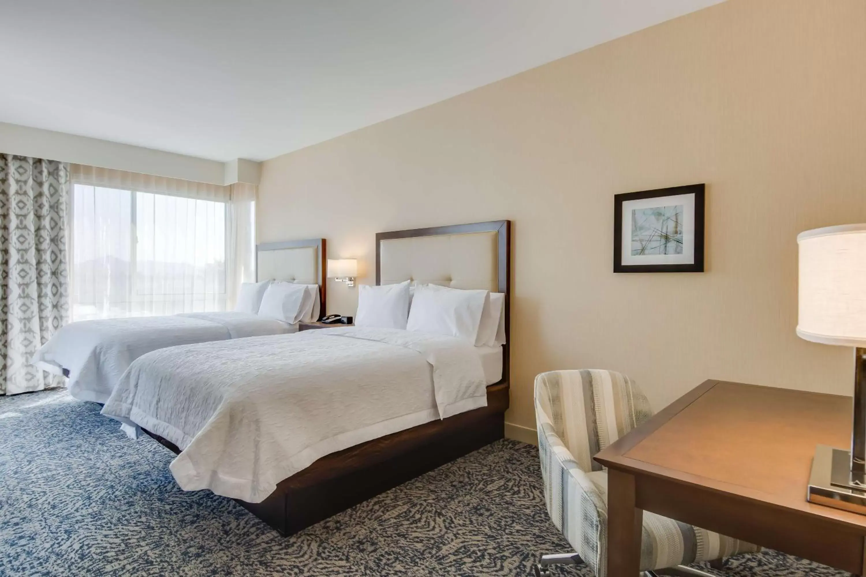 Bed in Hampton Inn & Suites Los Angeles - Glendale