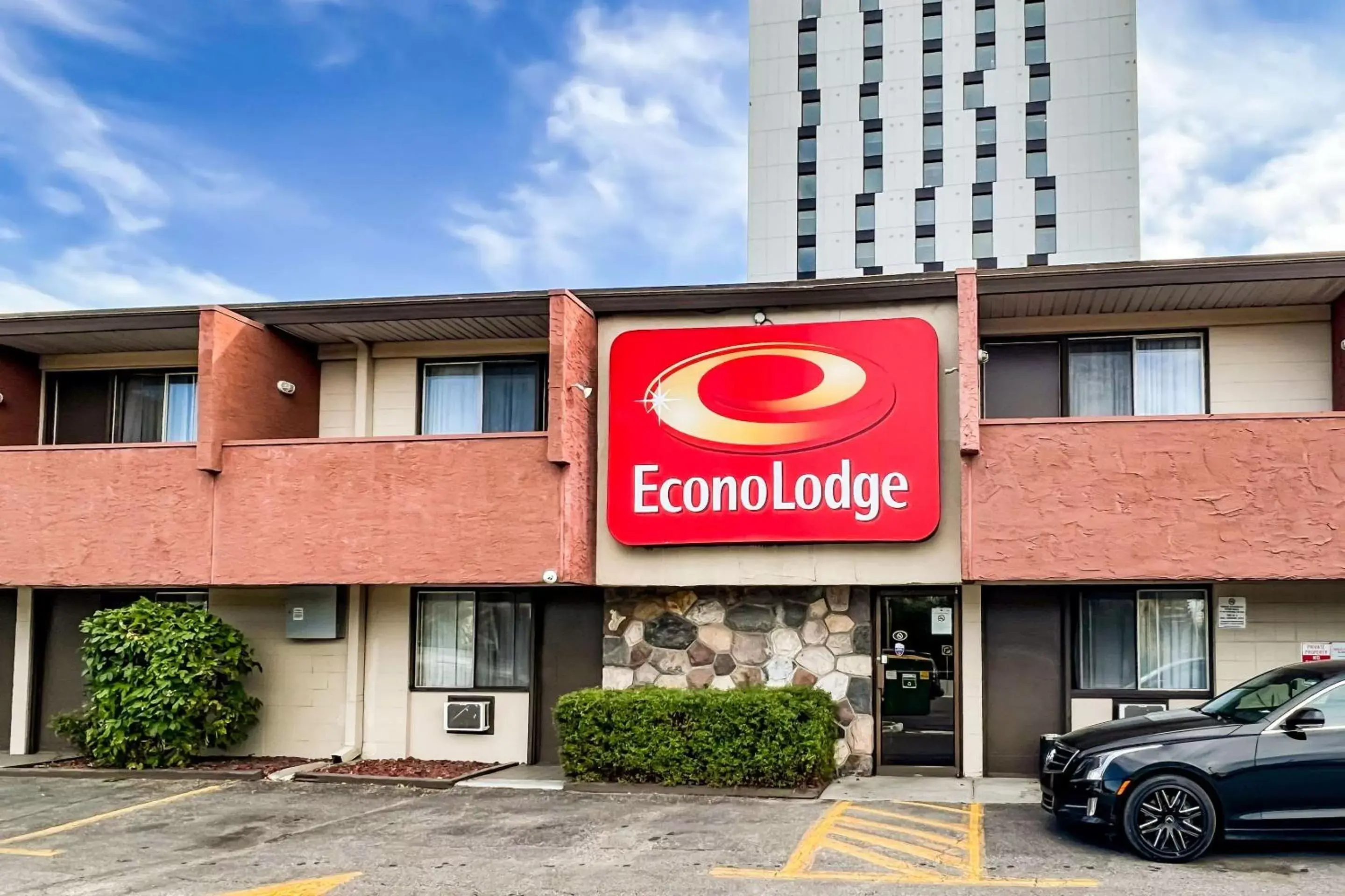 Property Building in Econo Lodge Motel Village