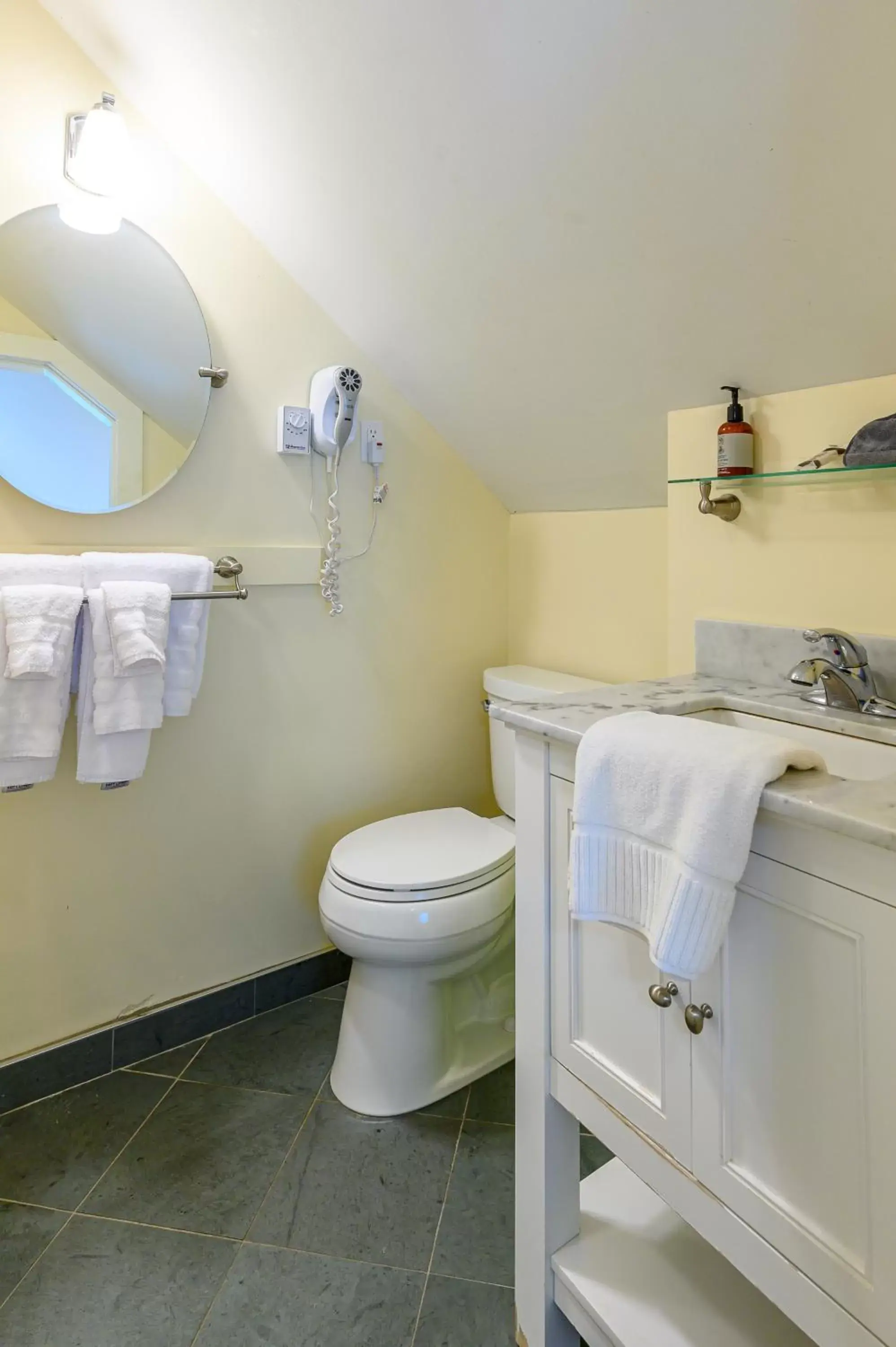 Bathroom in Brass Lantern Inn