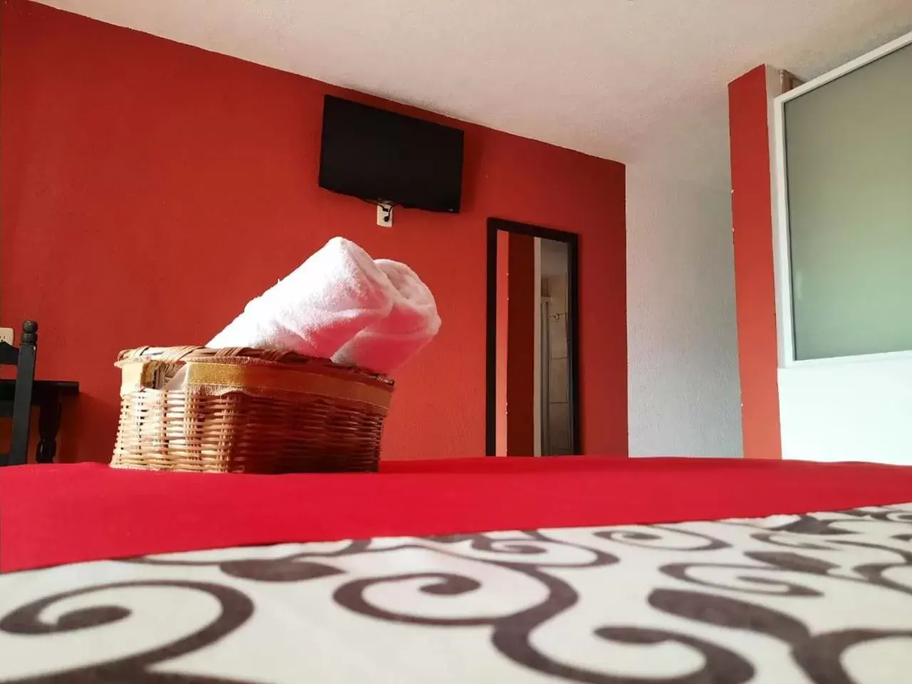 Bed, TV/Entertainment Center in Hotel & Suites Cerro Roj0