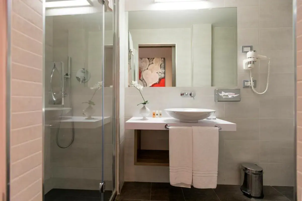 Shower, Bathroom in Hotel Mentana