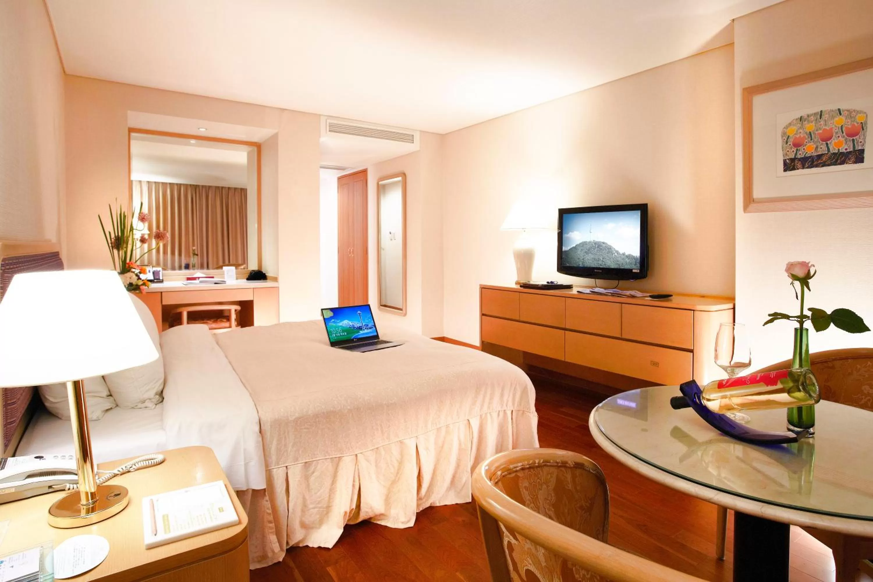 Photo of the whole room, Bed in Sejong Hotel Seoul Myeongdong