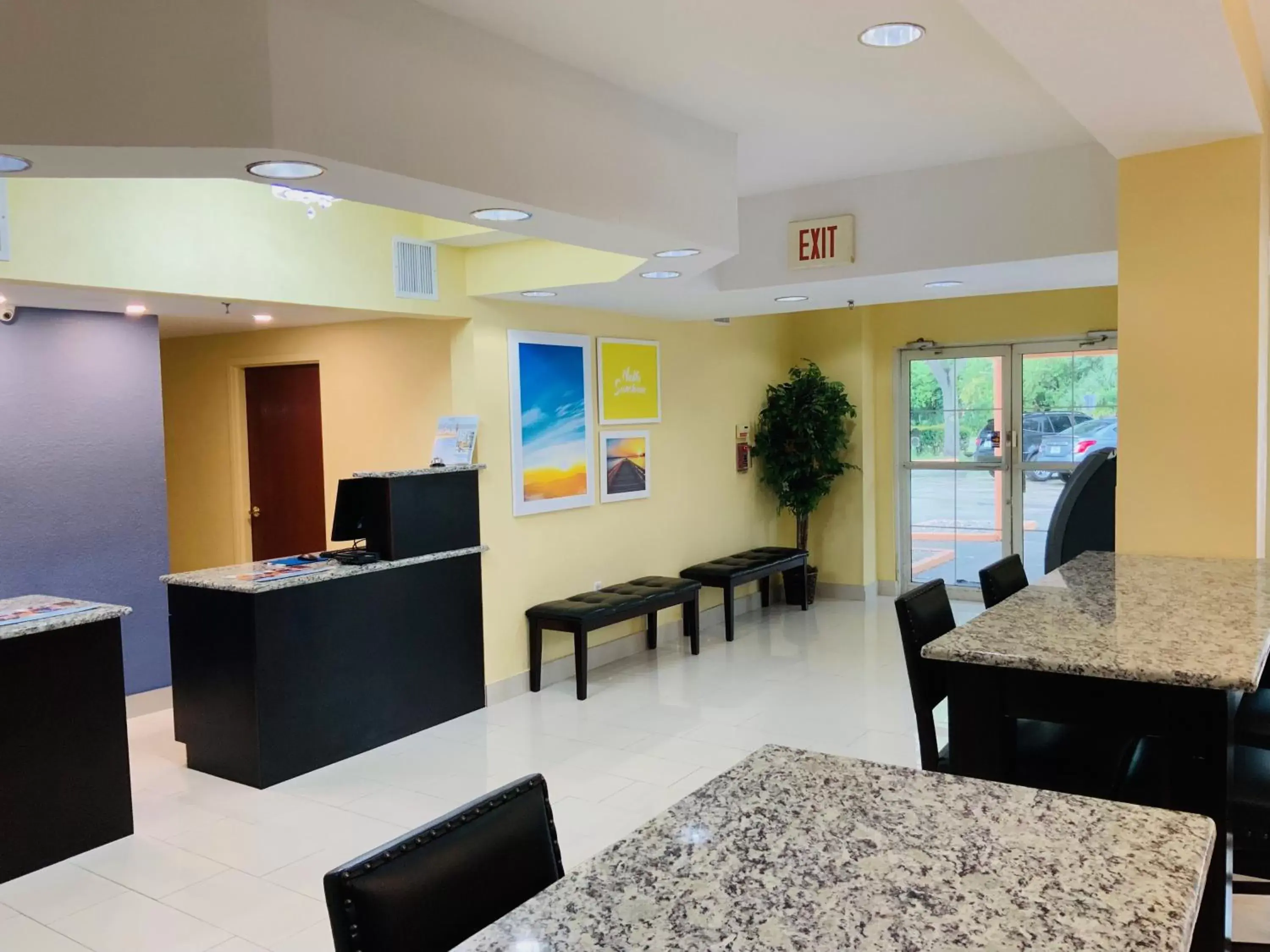 Lobby or reception in Days Inn & Suites by Wyndham Tampa/Raymond James Stadium