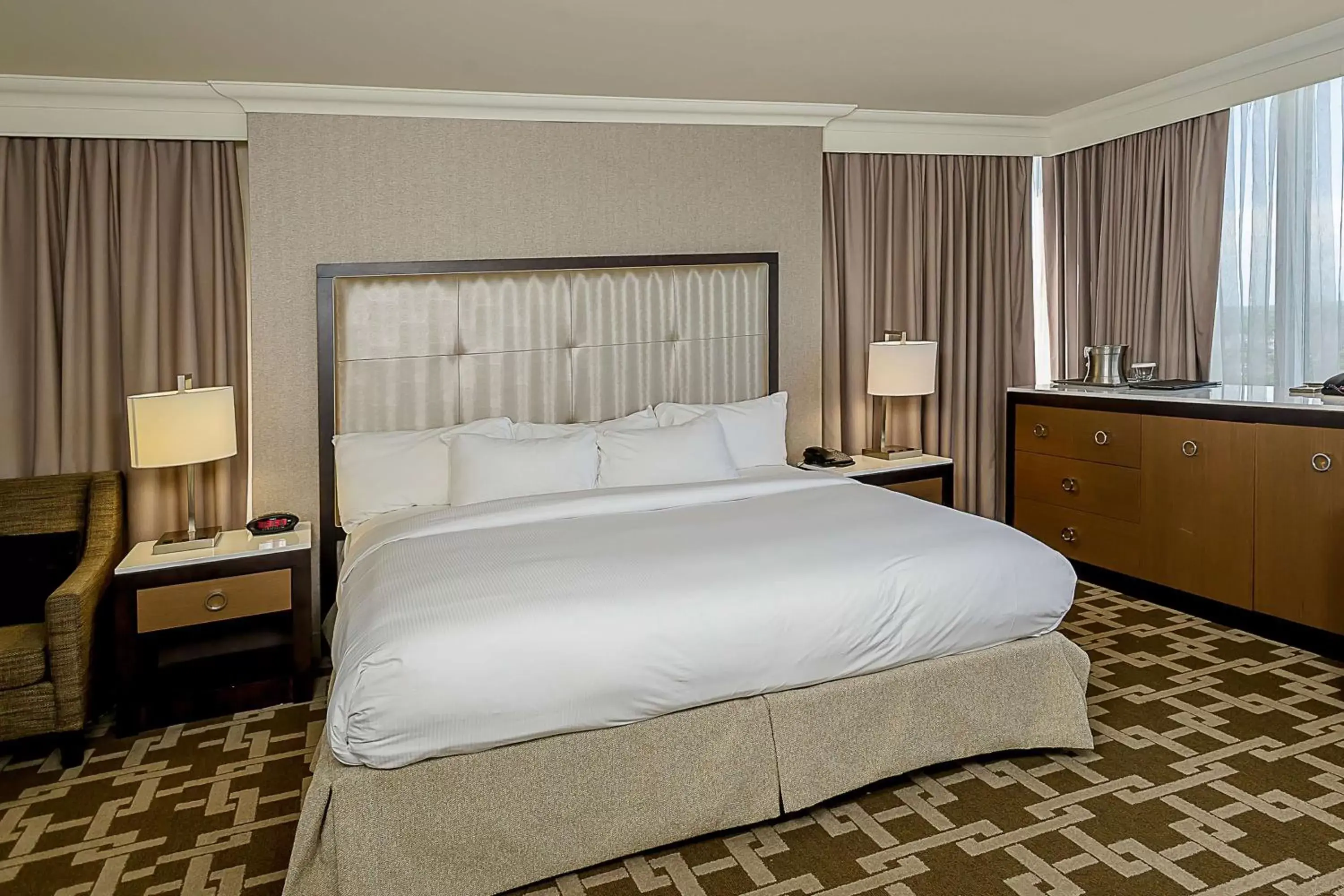 Bed in Hilton Niagara Falls/ Fallsview Hotel and Suites