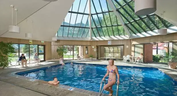 Guests, Swimming Pool in Wallace Inn