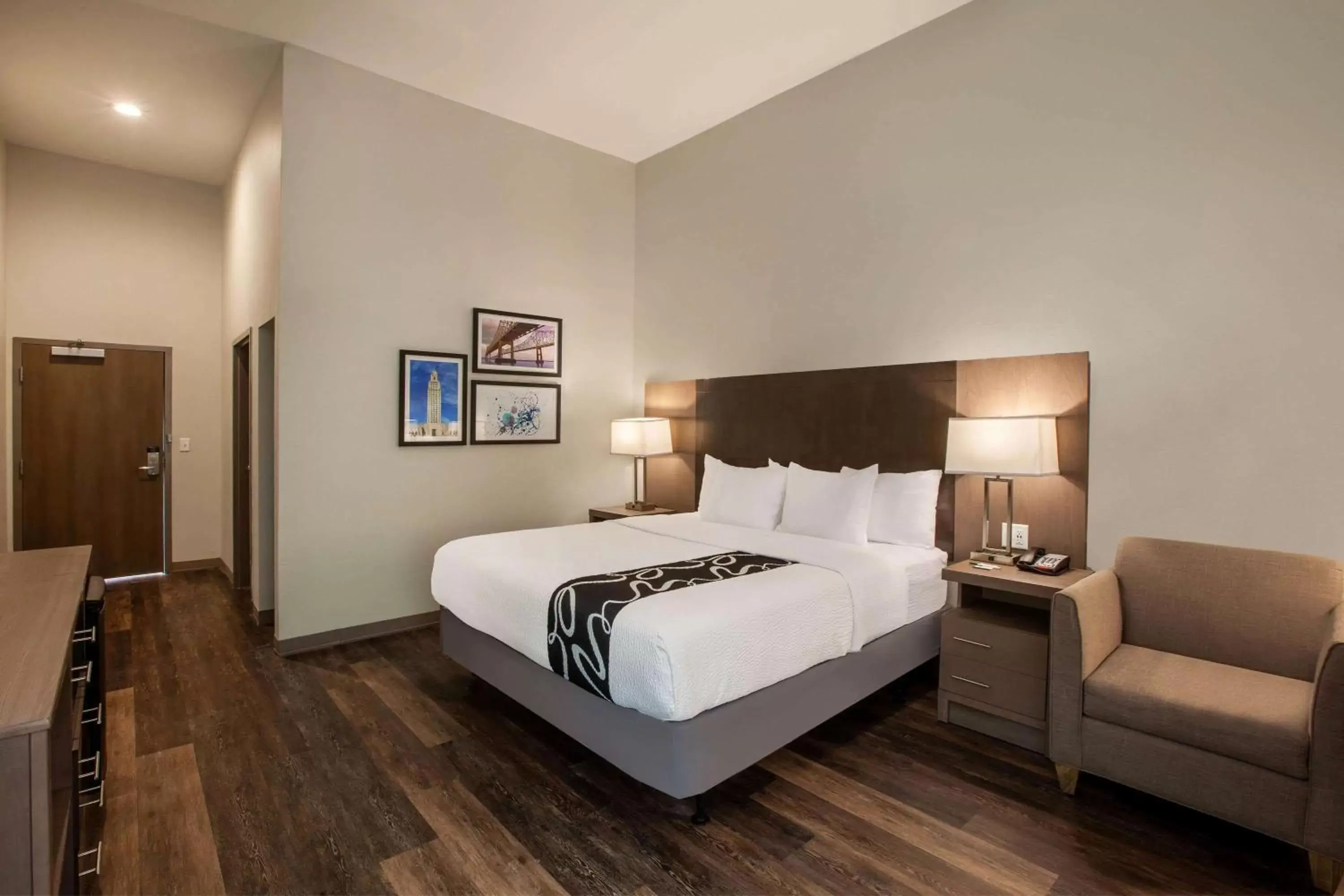 Photo of the whole room, Bed in La Quinta Inn & Suites by Wyndham Lafayette Oil Center